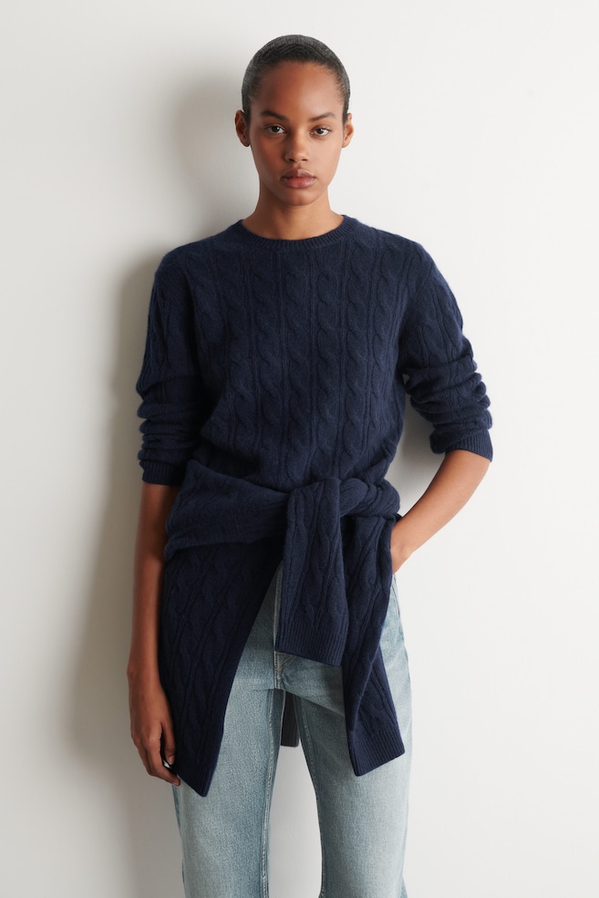 CABLE-KNIT PURE CASHMERE SWEATER — NAVY