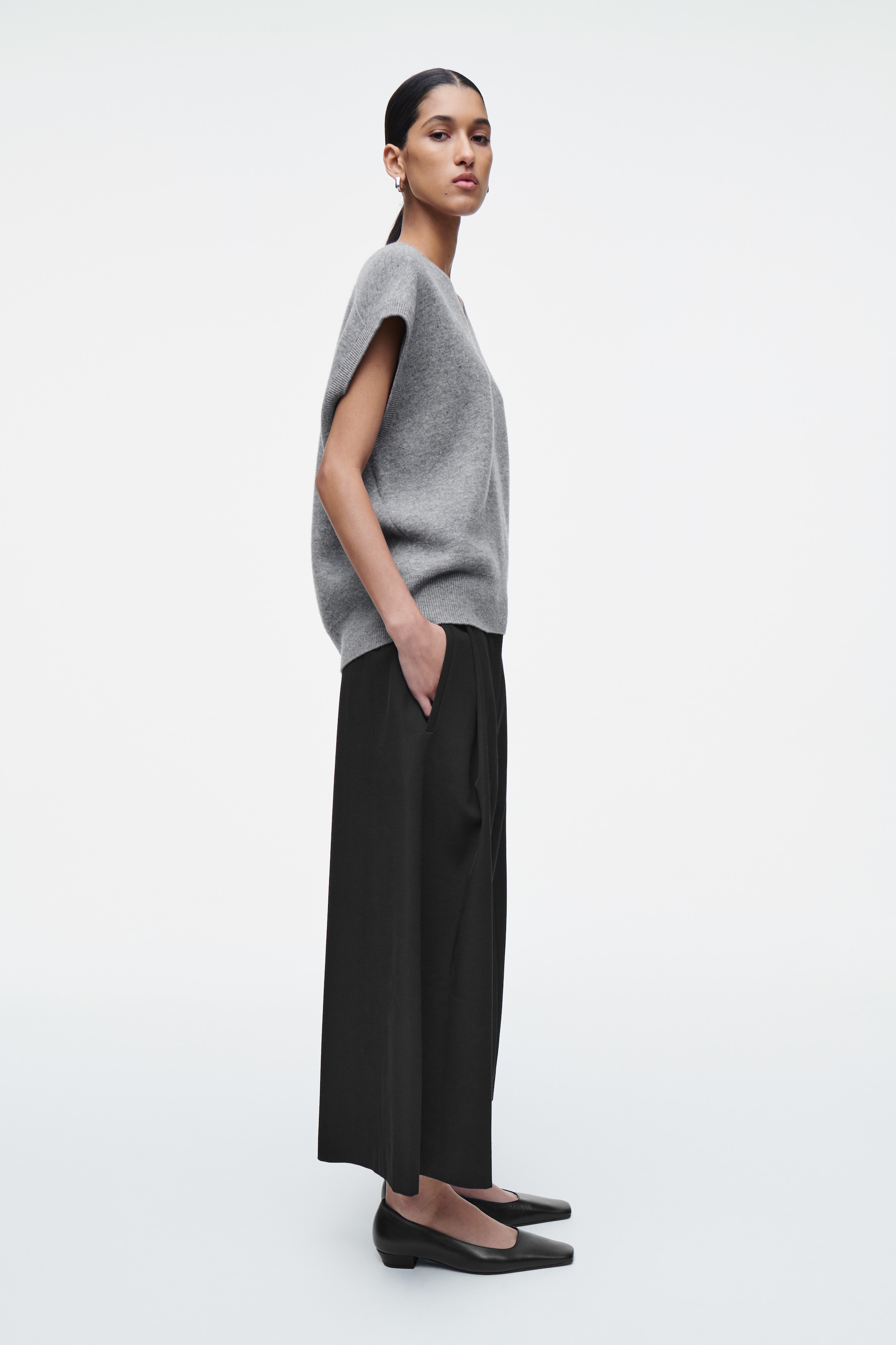 Vezi imaginea mai mare: PANTALONI SCURTAȚI LARGI DIN AMESTEC DE LÂNĂ - NEGRU - FEMEI | H&M RO 4