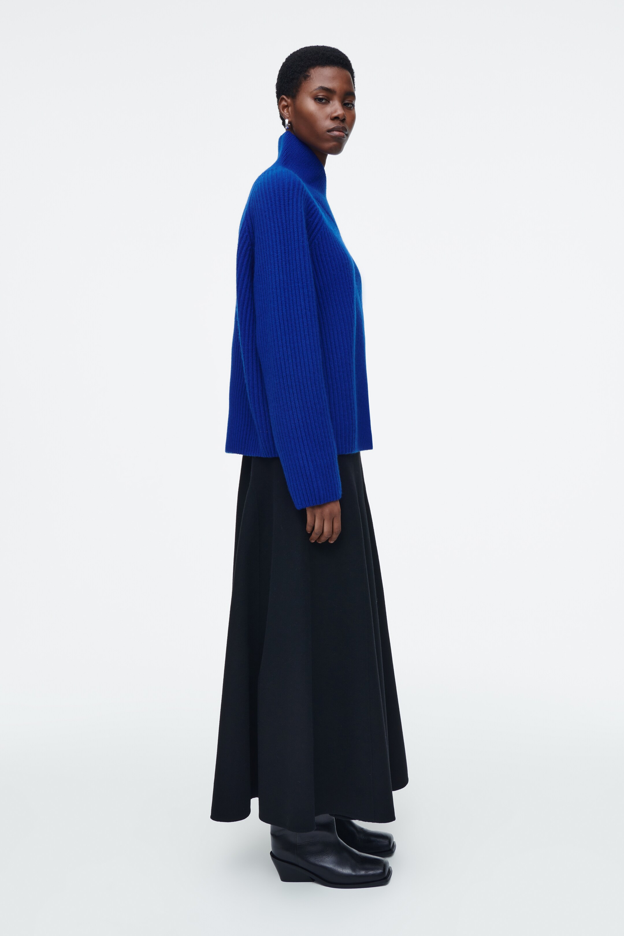 Agrandir l'image: PULL À COL CROISÉ EN LAINE MÉRINOS - BLEU COBALT - FEMME | H&M CH 5