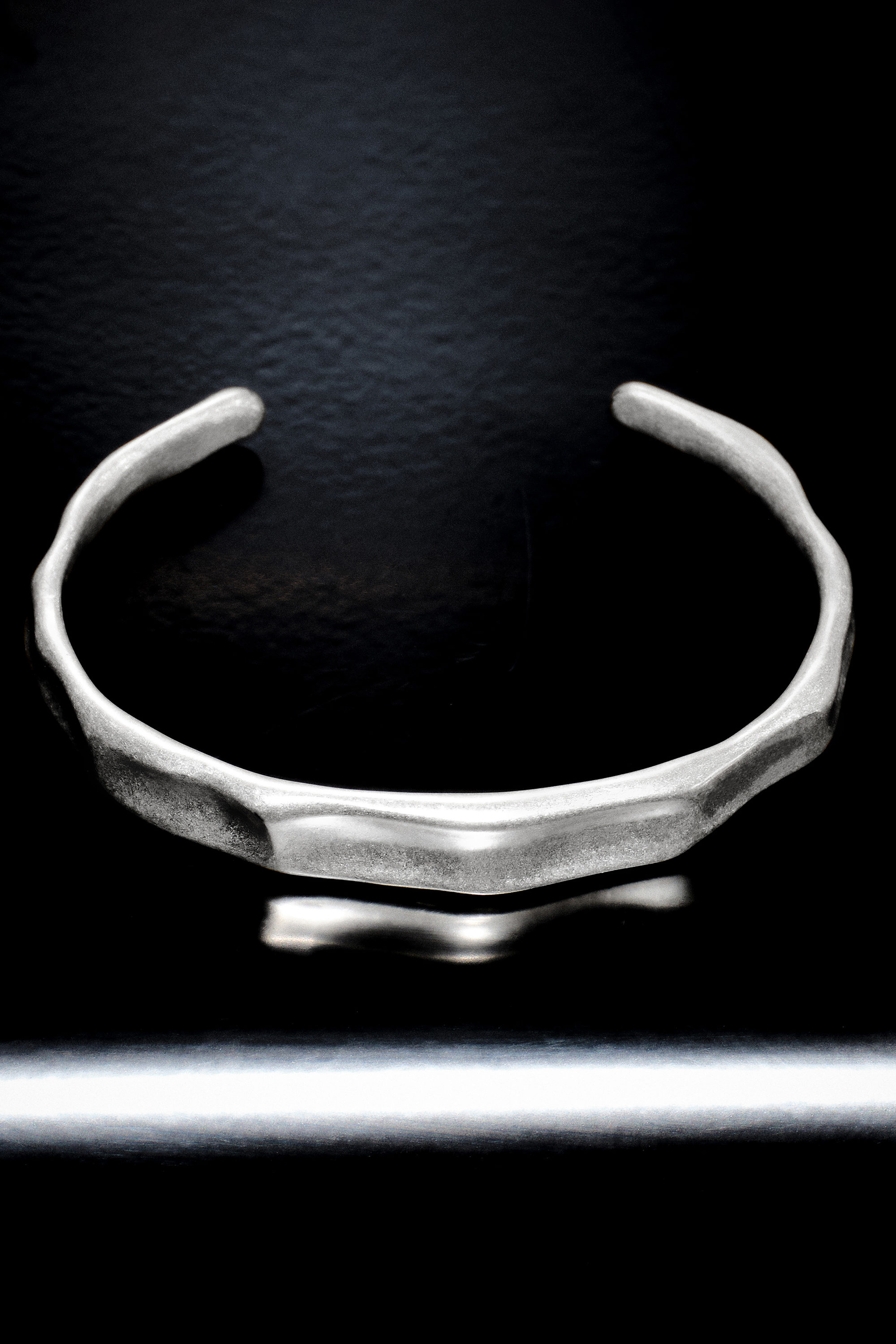 HAMMERED CUFF - SILVER | COS