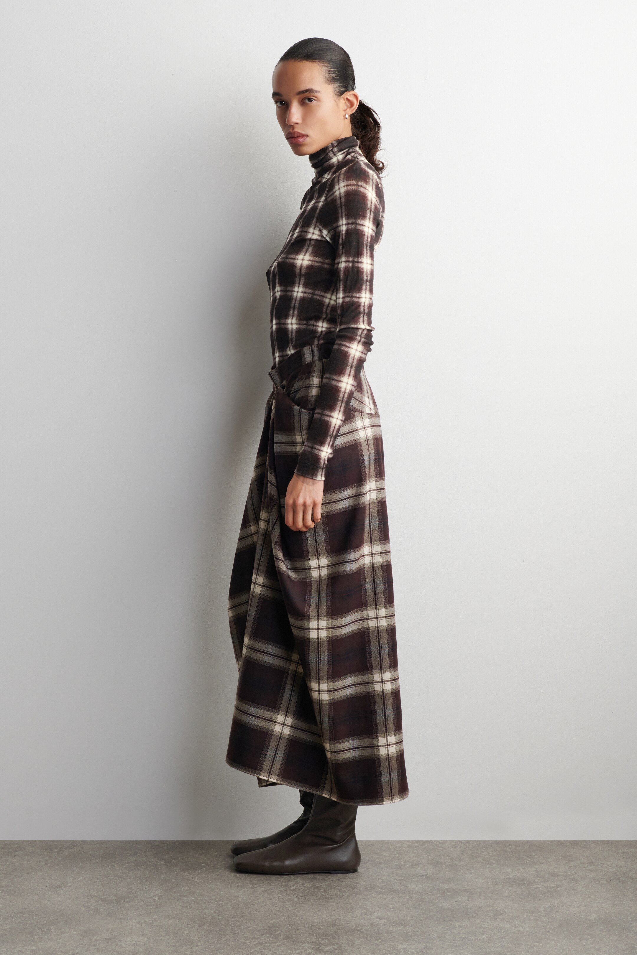 Näytä suurempi kuva: DRAPED CHECKED MIDI SKIRT - BURGUNDY / CHECKED - NAISET | H&M FI 3