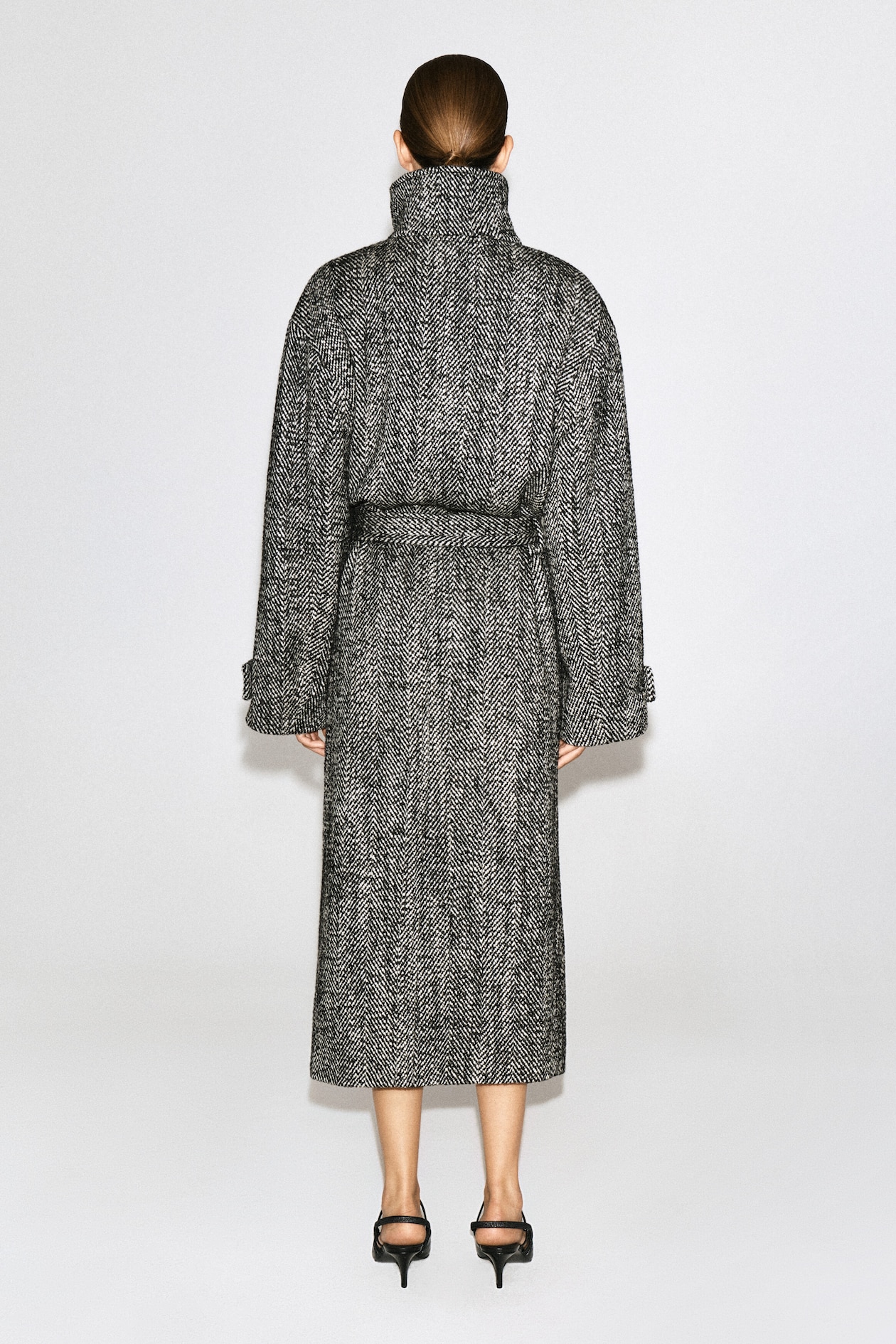 BELTED HERRINGBONE WOOL MOCK-NECK COAT — BLACK / HERRINGBONE