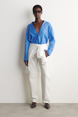 BUTTON-DETAIL LINEN V-NECK SHIRT — BLUE 4