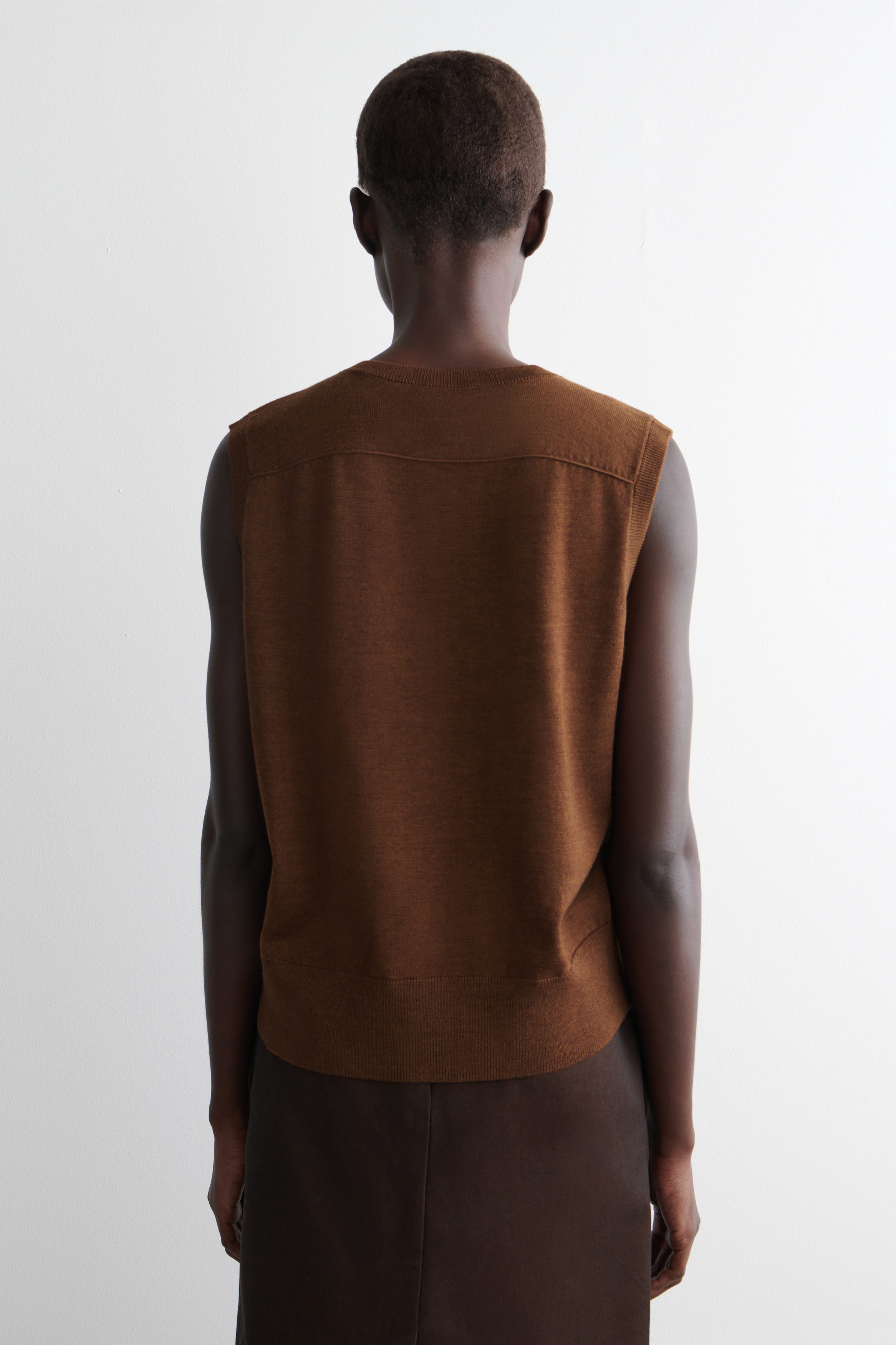 メンズウェア EMBLEM V-NECK KNIT VEST - BROWN EMBLEM V-NECK KNIT VEST - BROWN