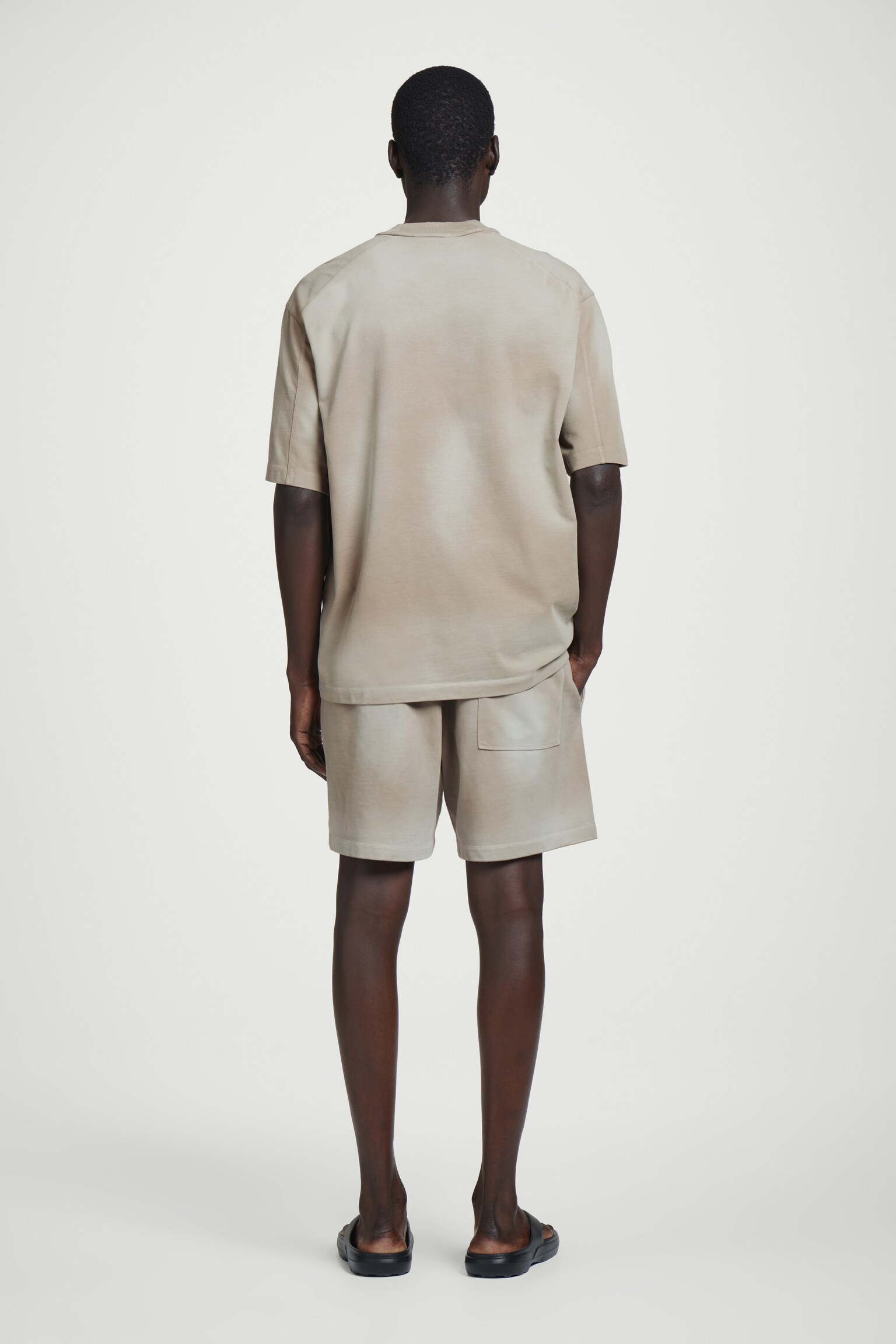 OVERSIZED MOCK-NECK T-SHIRT VAN GEWASSEN JERSEY - MOL/ZWART - 5