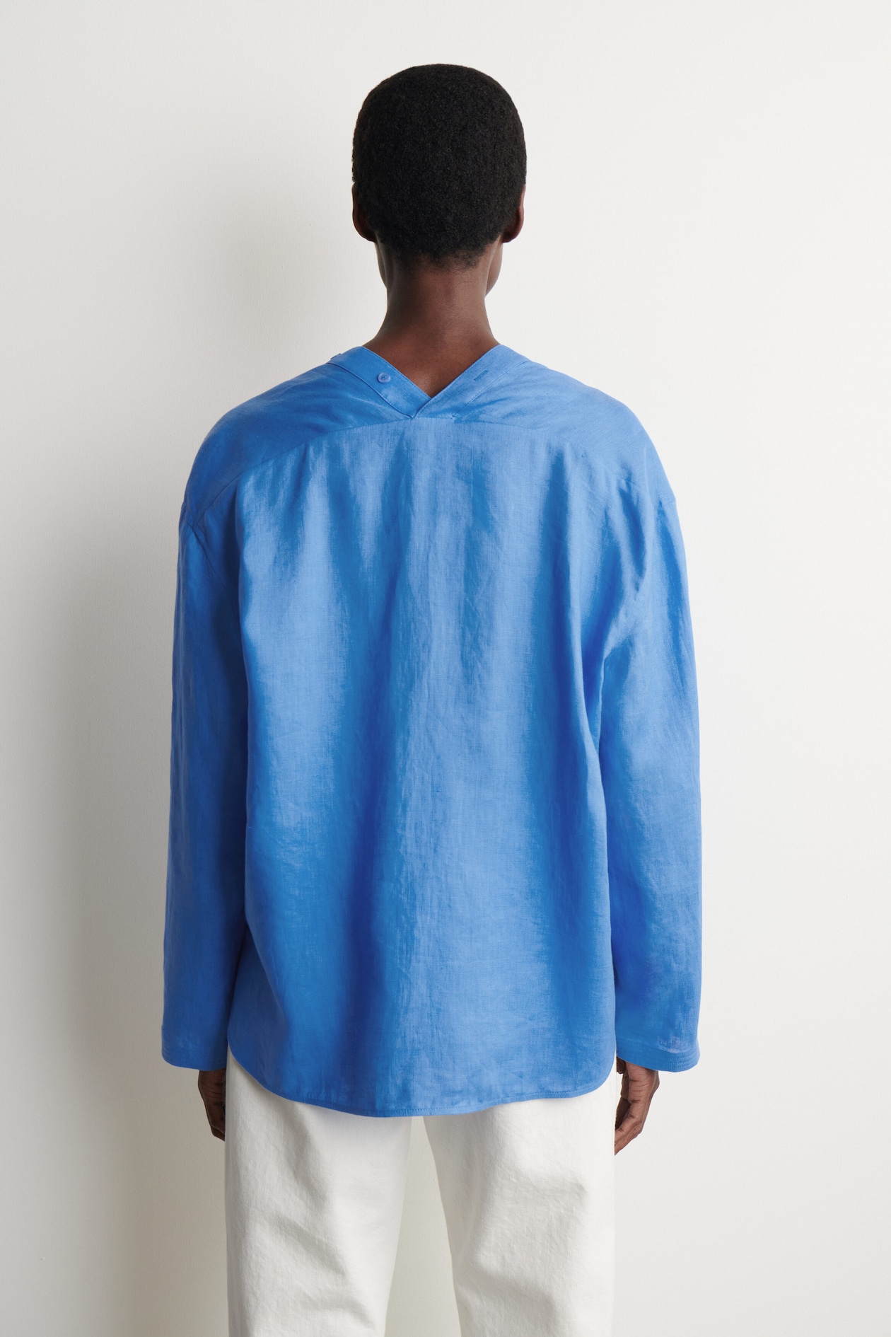 BUTTON-DETAIL LINEN V-NECK SHIRT — BLUE