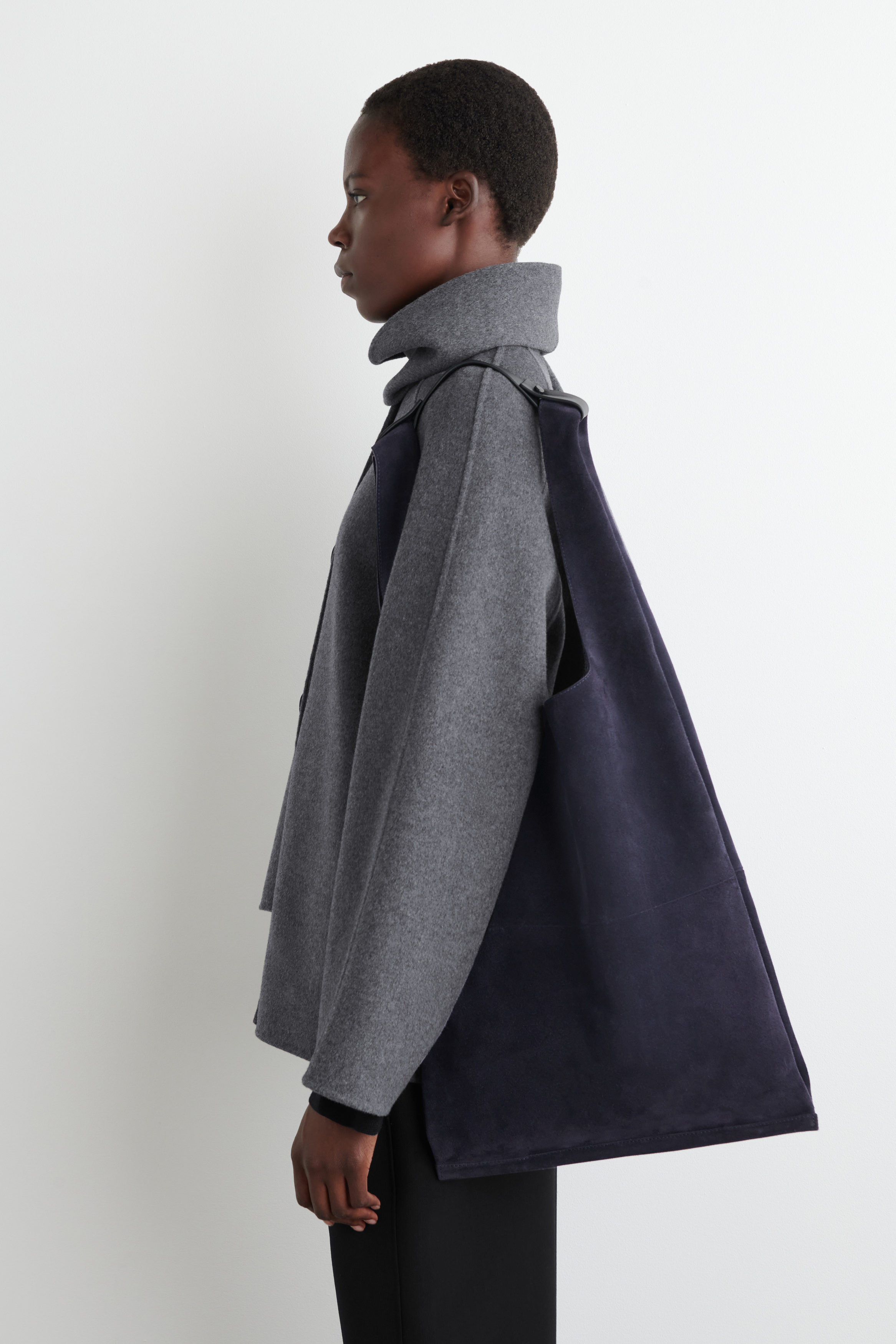 SLOUCHY TOTE - SUEDE - NAVY | COS US