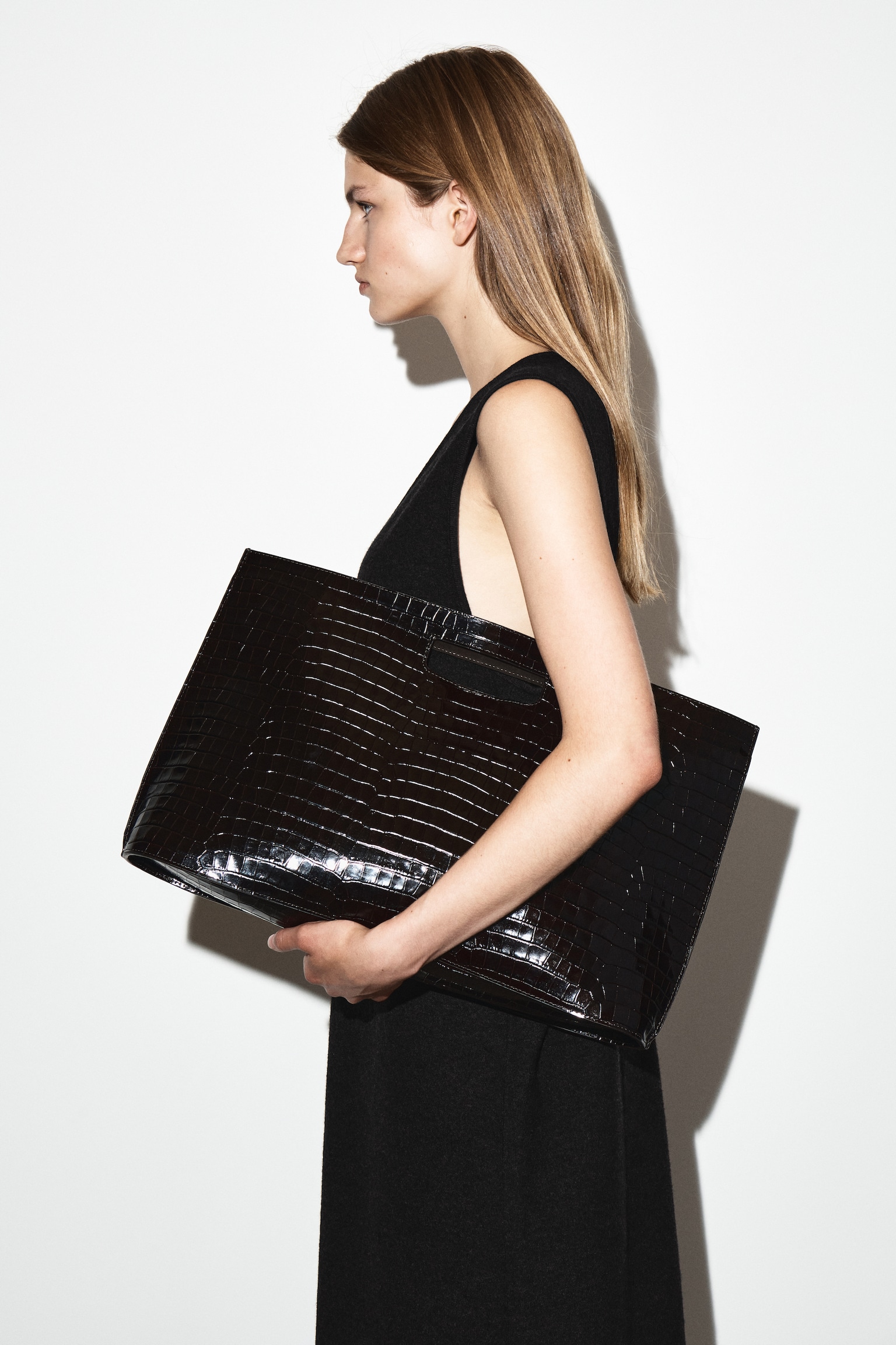 BOLSO FOLIO OVERSIZE DE PIEL EFECTO COCODRILO - MARRÓN