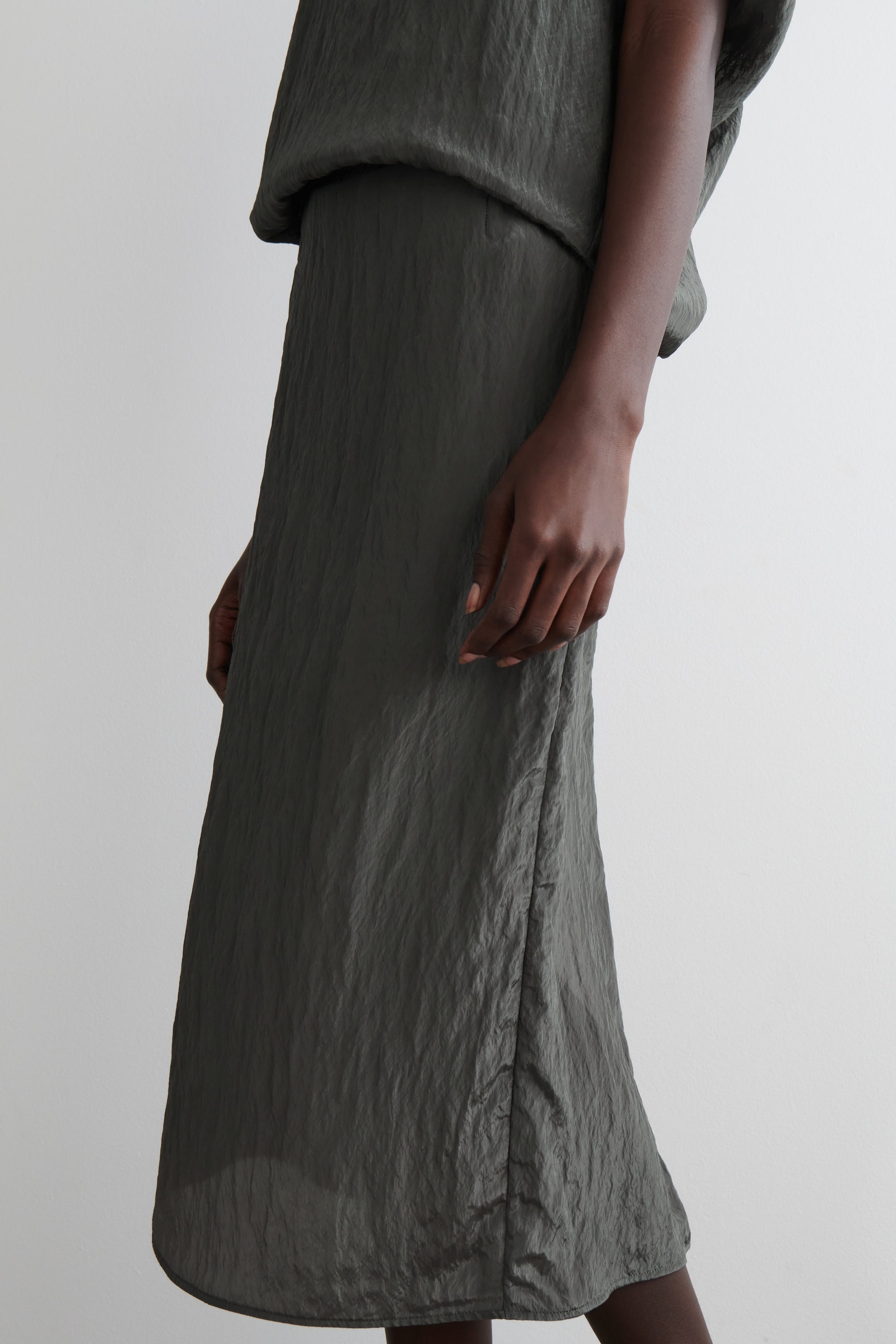 CRINKLED-SATIN PENCIL SKIRT