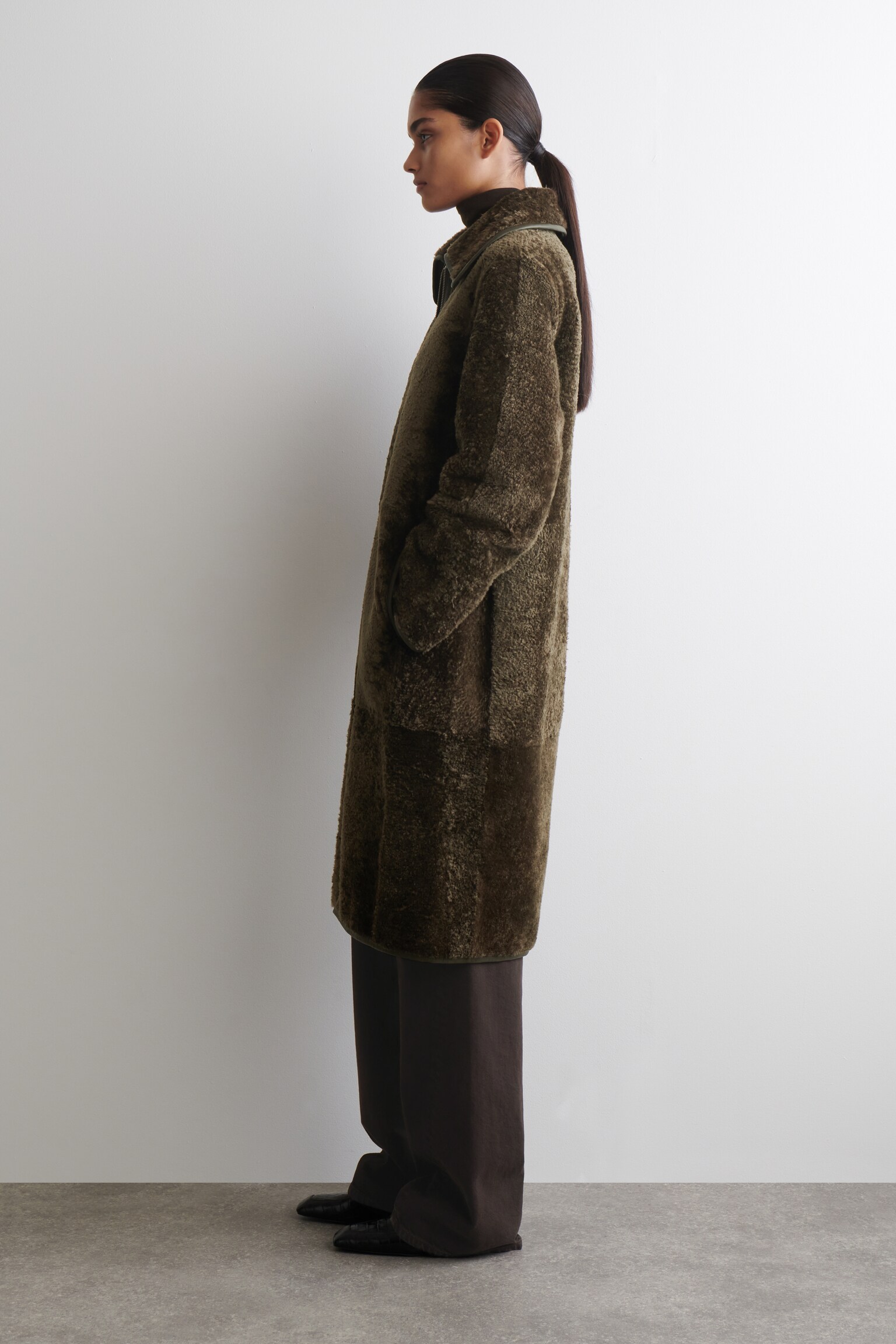 LEATHER-BONDED SHEARLING LONG COAT - KHAKI - 4