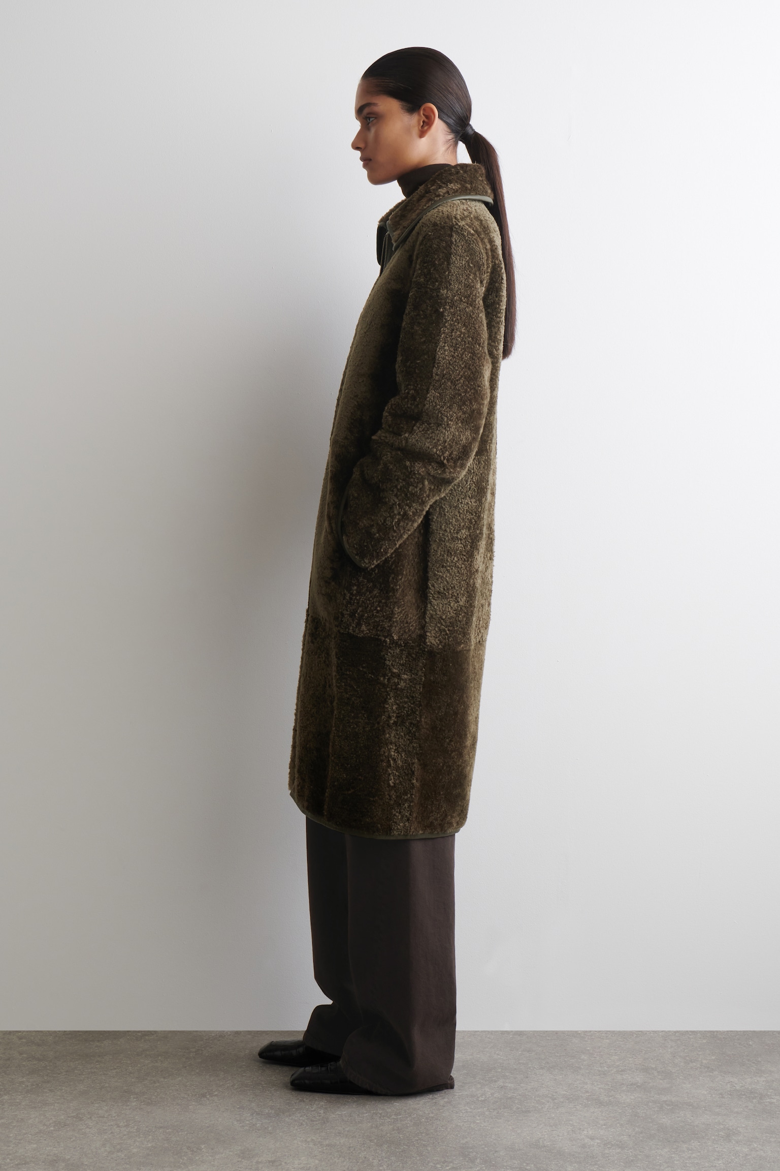 LEATHER-BONDED SHEARLING LONG COAT - KHAKI - 3