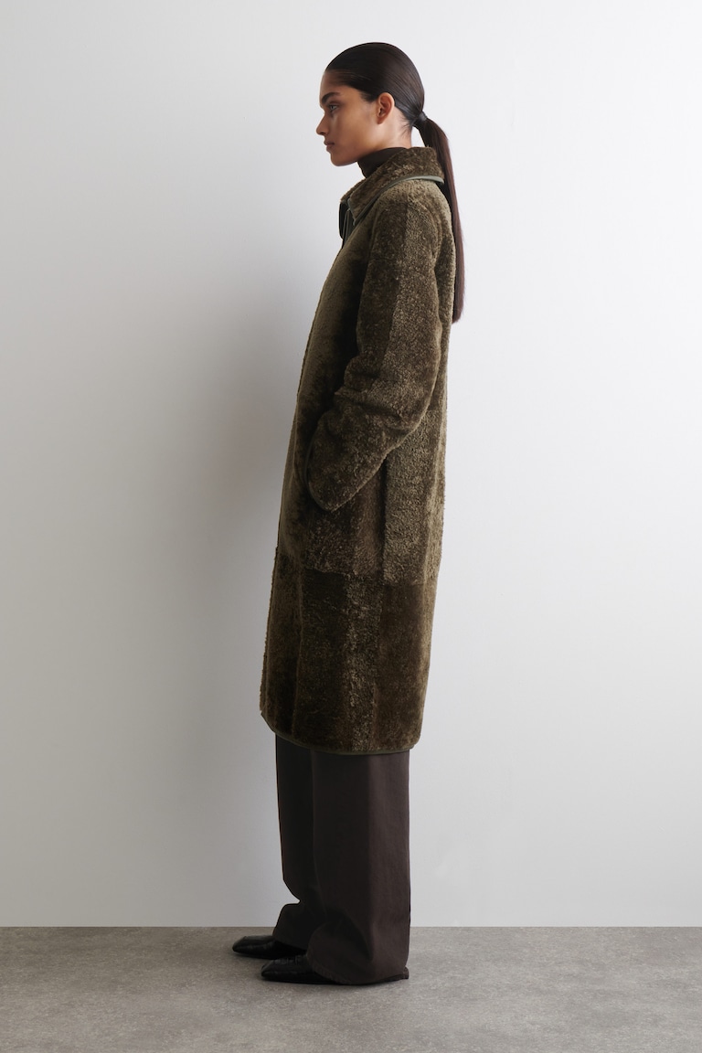 LANGER MANTEL AUS SHEARLING MIT LEDERDETAILS KHAKI COS DE langer-mantel-aus-shearling-mit-lederdetails-khaki-cos-de