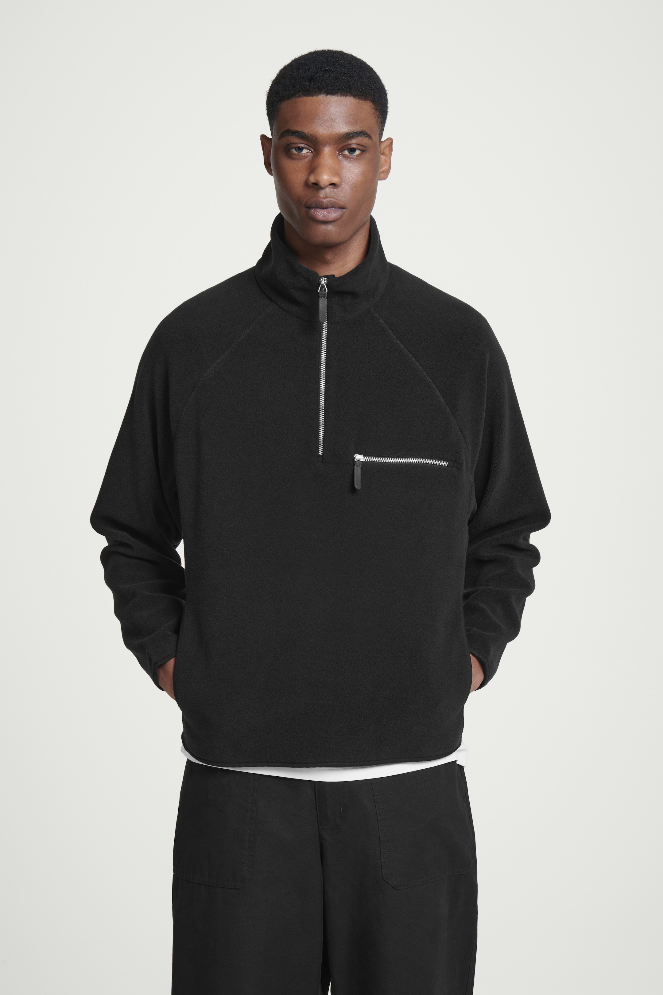 Grösseres Bild ansehen: FLEECEPULLOVER MIT KURZEM REISSVERSCHLUSS - SCHWARZ - HERREN | H&M CH 1