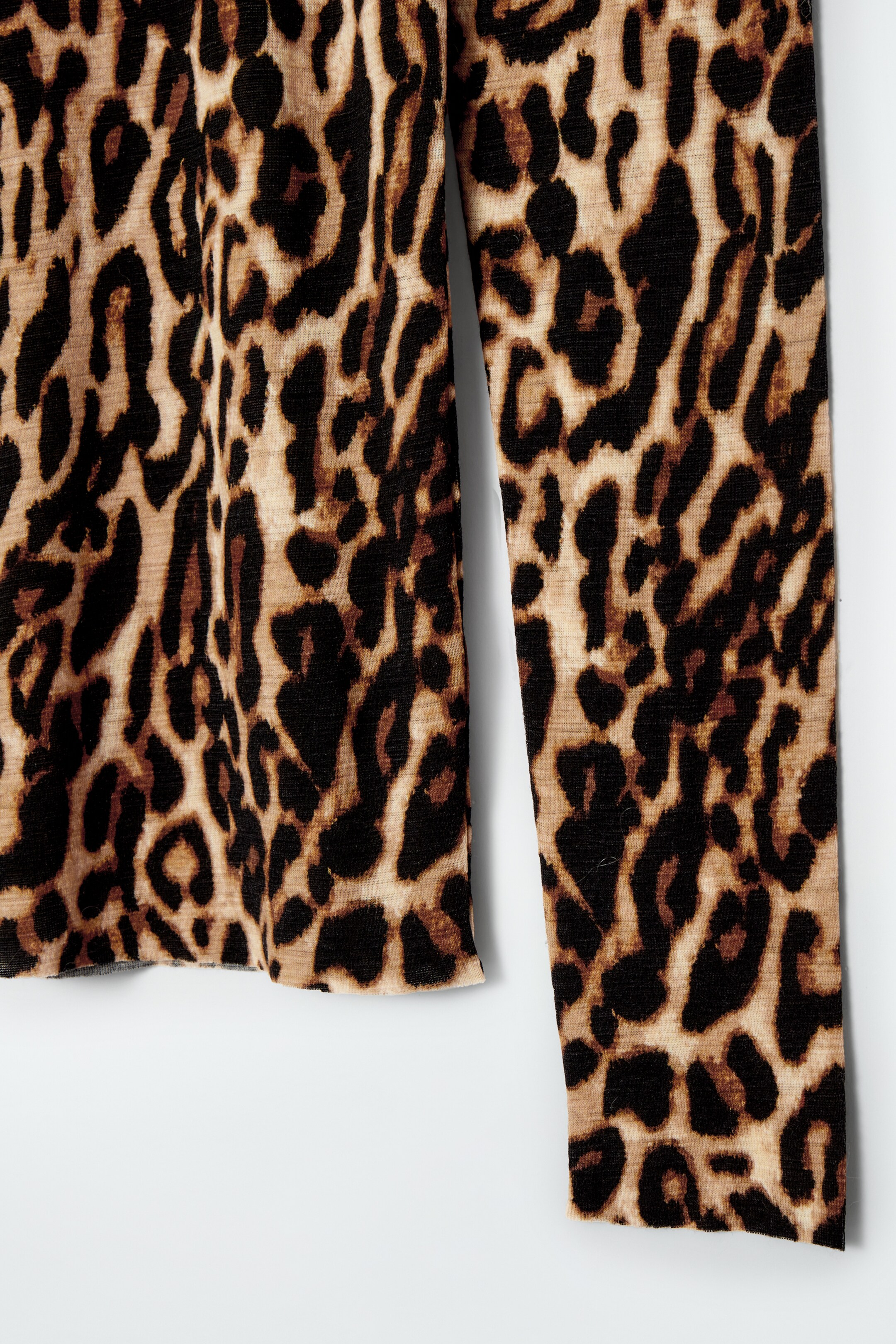 Größeres Bild ansehen: ROLLKRAGENOBERTEIL AUS MERINOWOLLE - LEOPARDENMUSTER - Ladies | H&M DE 2