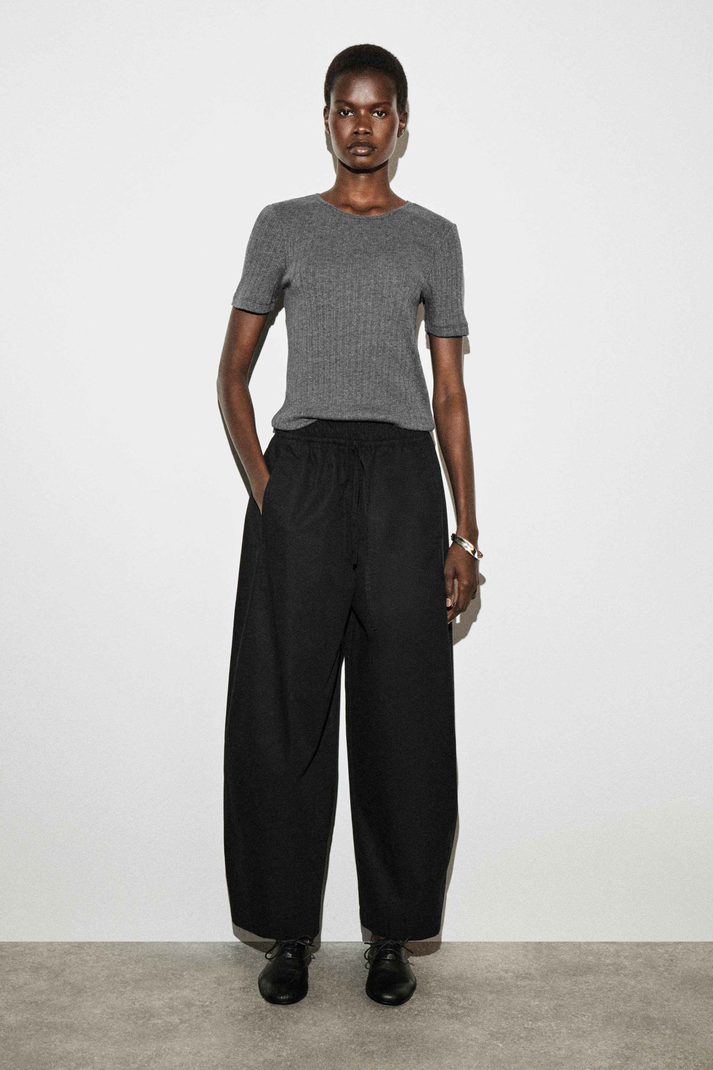 新品未使用完売品【COS】BARREL-LEG COTTON TROUSERS ELASTICATED BARREL-LEG TROUSERS - BLACK | COS