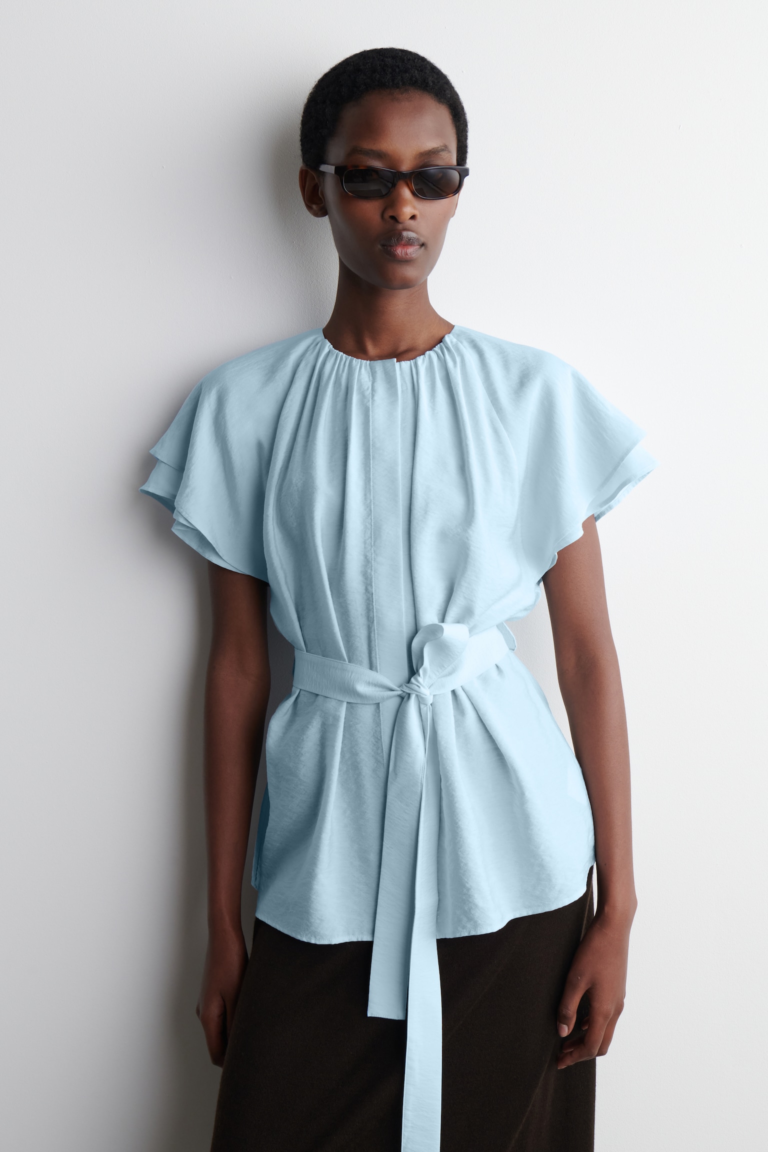 BLUSA CON CAPAS Y CINTURÓN DE LAZADA - AZUL CLARO/BLANCO - 1