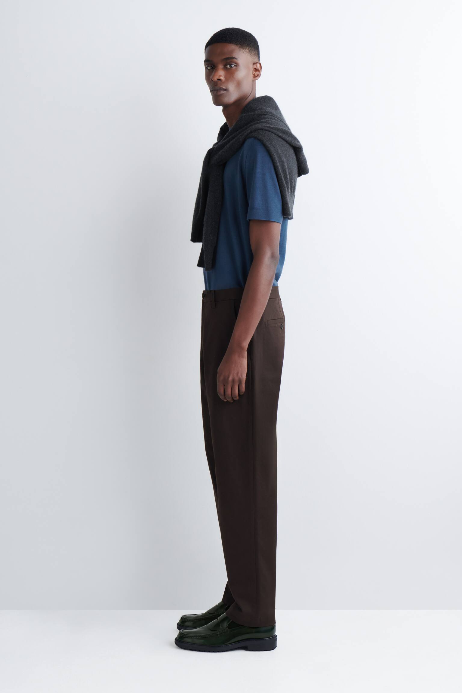 COTTON SLIM-FIT STRAIGHT-LEG CHINOS - חום/בז' - 5