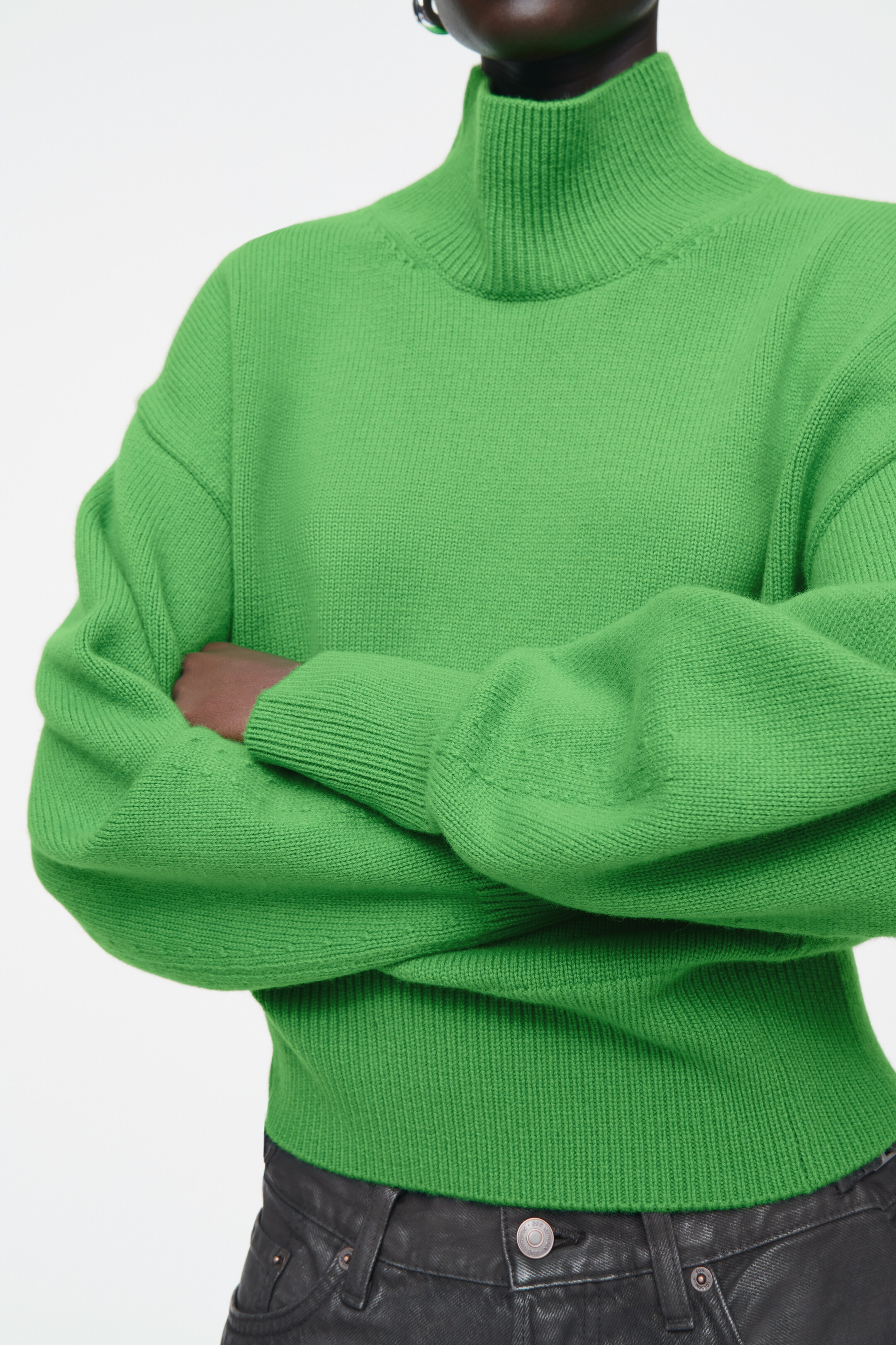Größeres Bild ansehen: TAILLIERTER WOLLPULLOVER MIT STEHKRAGEN - GRÜN - Ladies | H&M DE 4