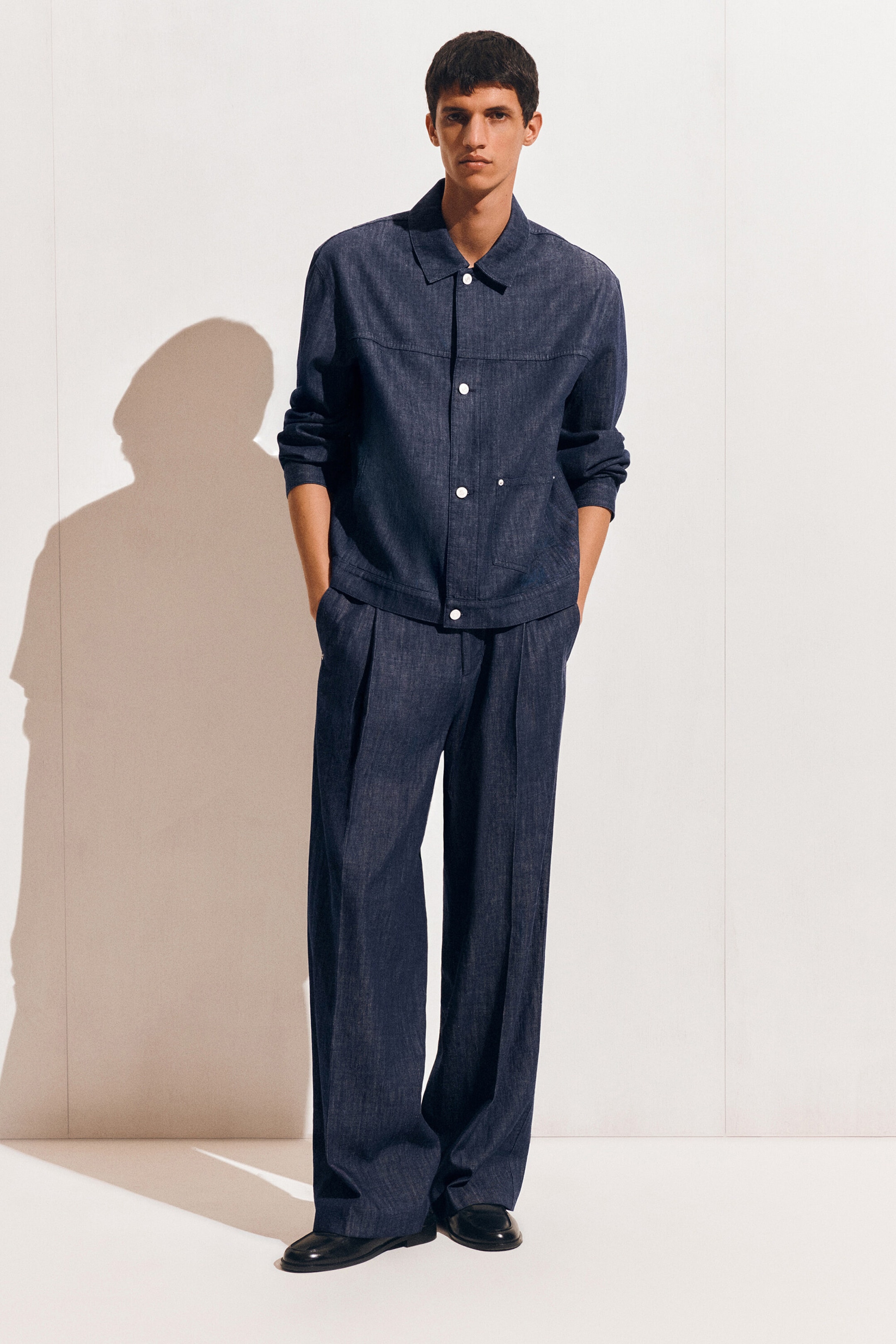 HOSE AUS DENIM MIT WEITEM BEIN UND BÜGELFALTEN