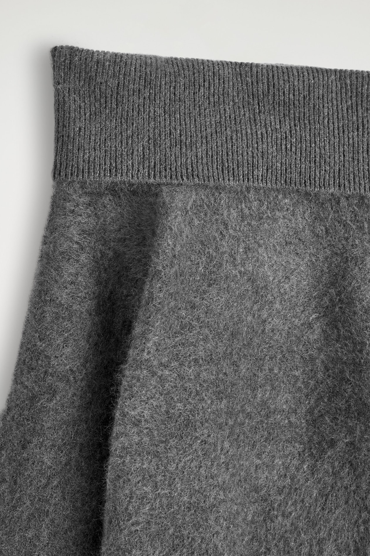 OFF-THE-SHOULDER MERINO WOOL JUMPER — GREY