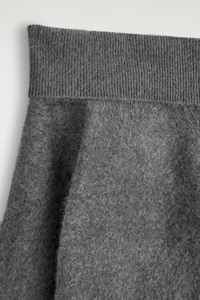 OFF-THE-SHOULDER MERINO WOOL JUMPER — GREY