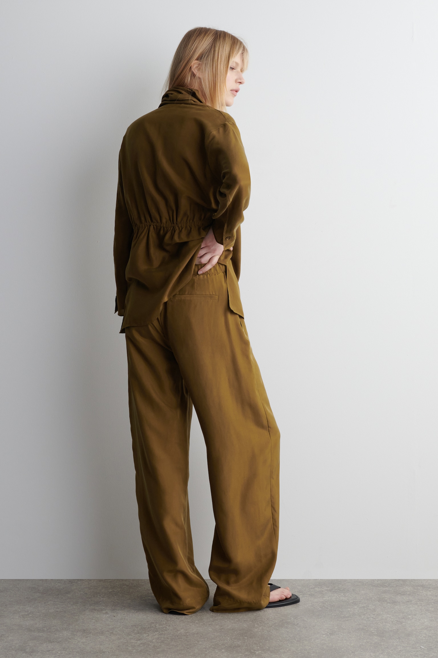 PANTALONES DE SEDA RELAXED FIT - MARRÓN/AZUL MARINO - 4