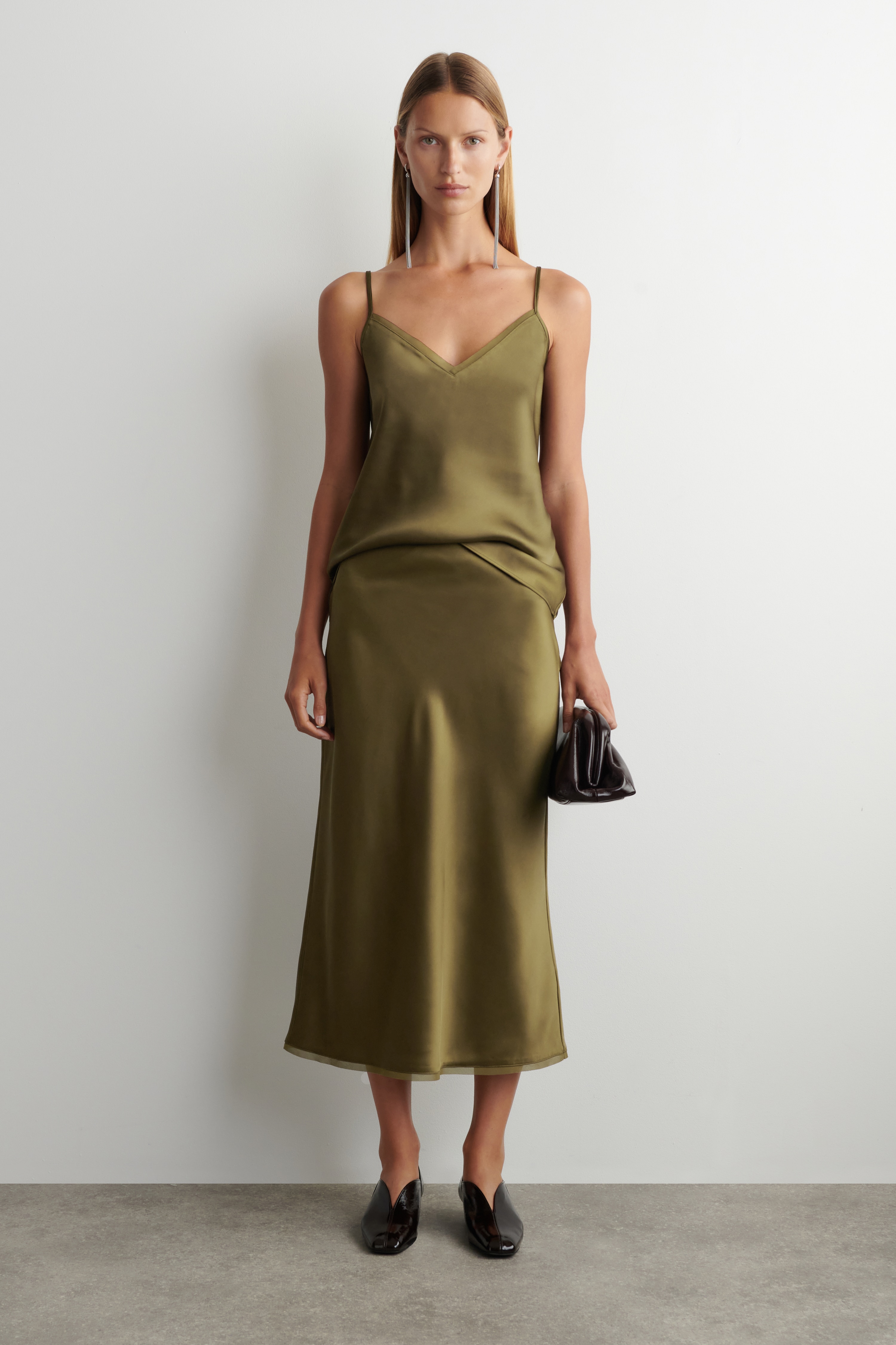BIAS-CUT SATIN MIDI SKIRT - HNĚDÁ