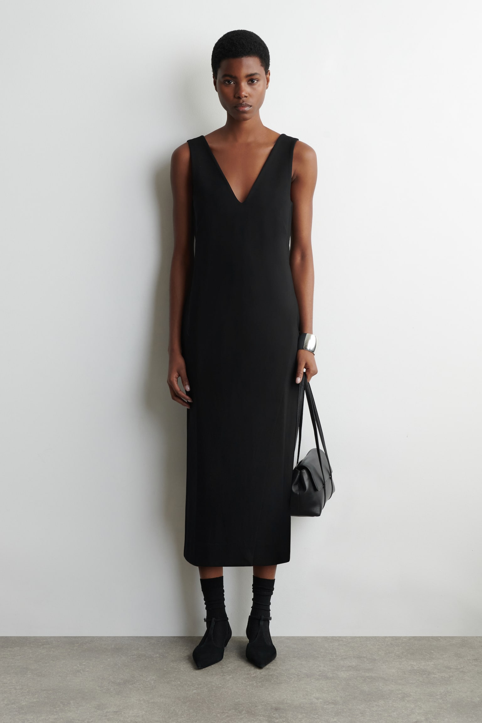 V-NECK WRAPPED MIDI DRESS - שחור - 1