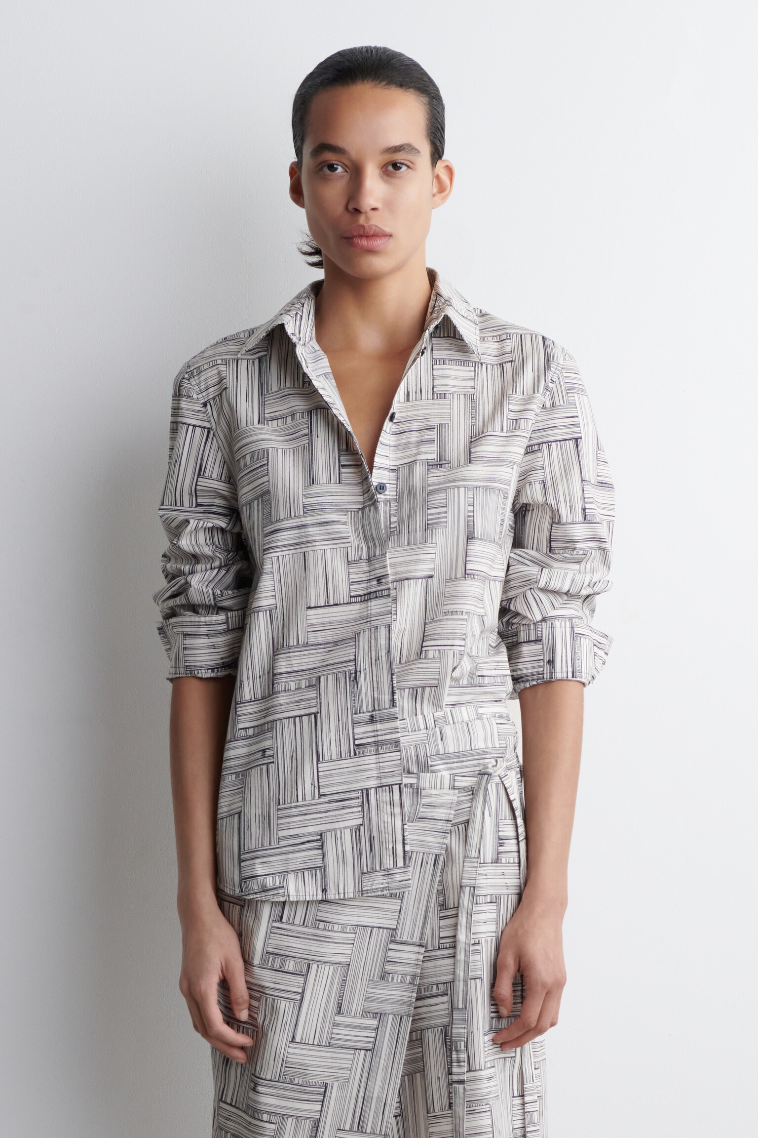 CAMISA DE ALGODÓN ESTAMPADA - CRUDO/AZUL MARINO/ESTAMPADO