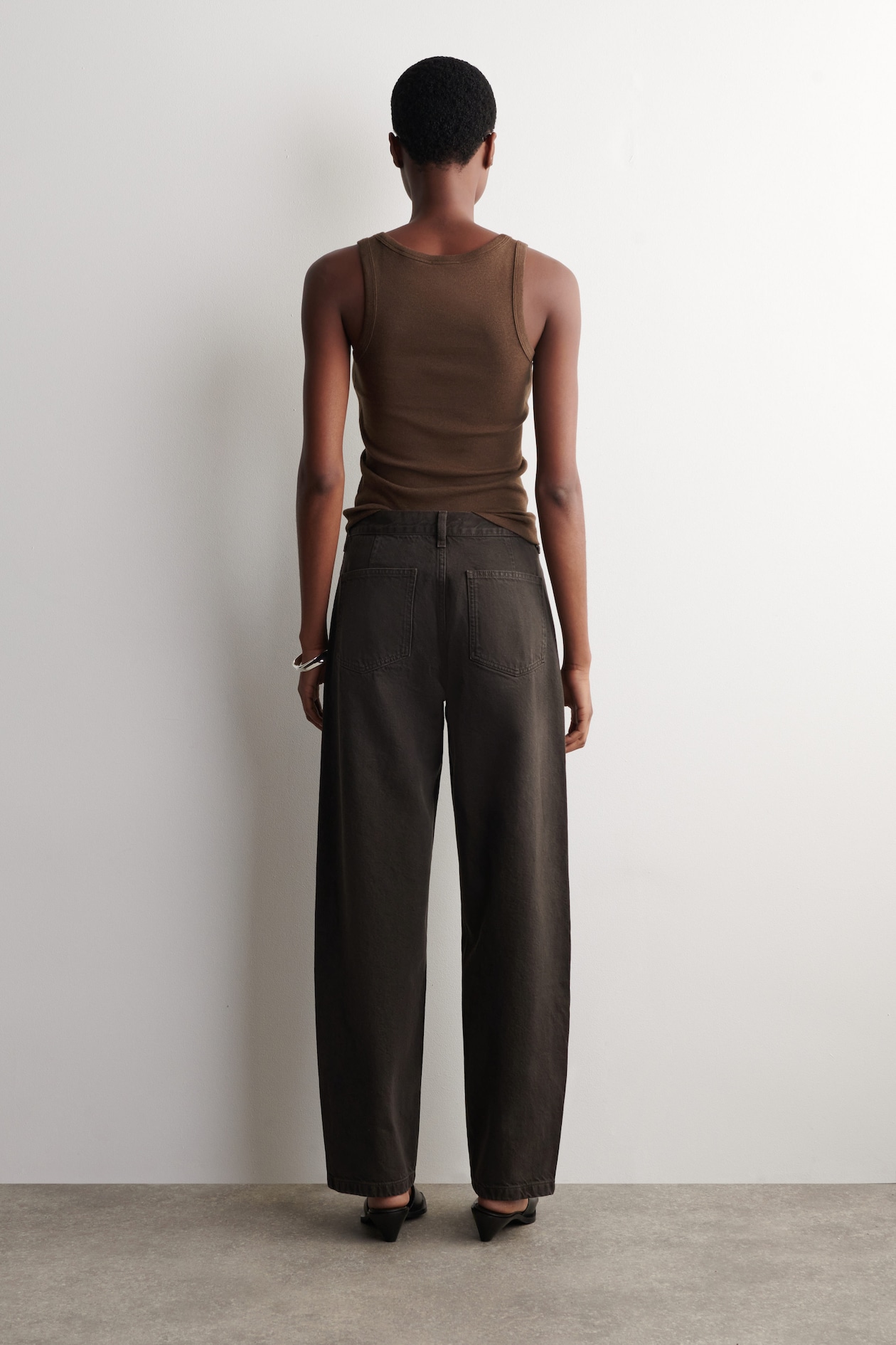 PATCH-POCKET STRAIGHT-LEG JEANS — BROWN