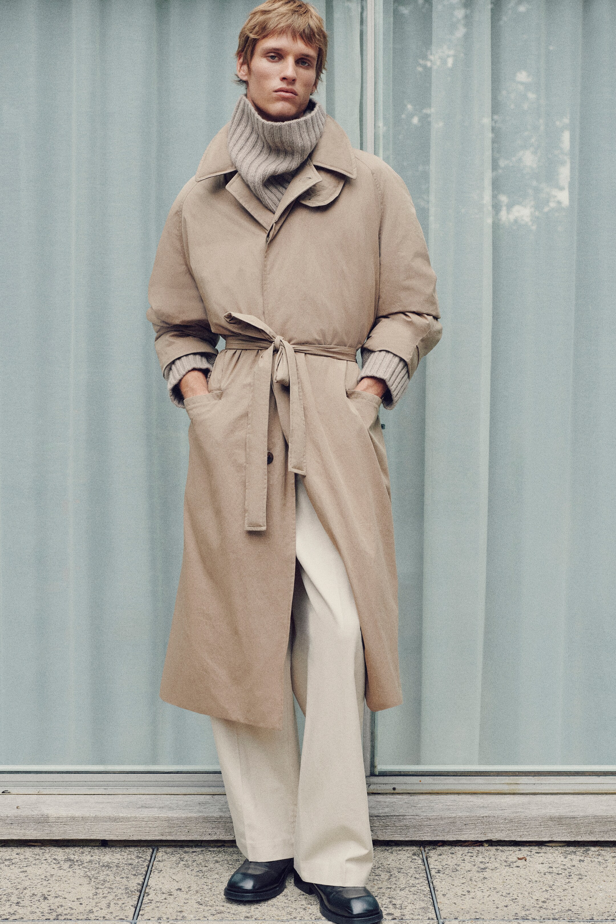 Größeres Bild anzeigen: LANGER WATTIERTER MANTEL MIT GÜRTEL UND KRAGEN - BEIGE - Men | H&M AT 8