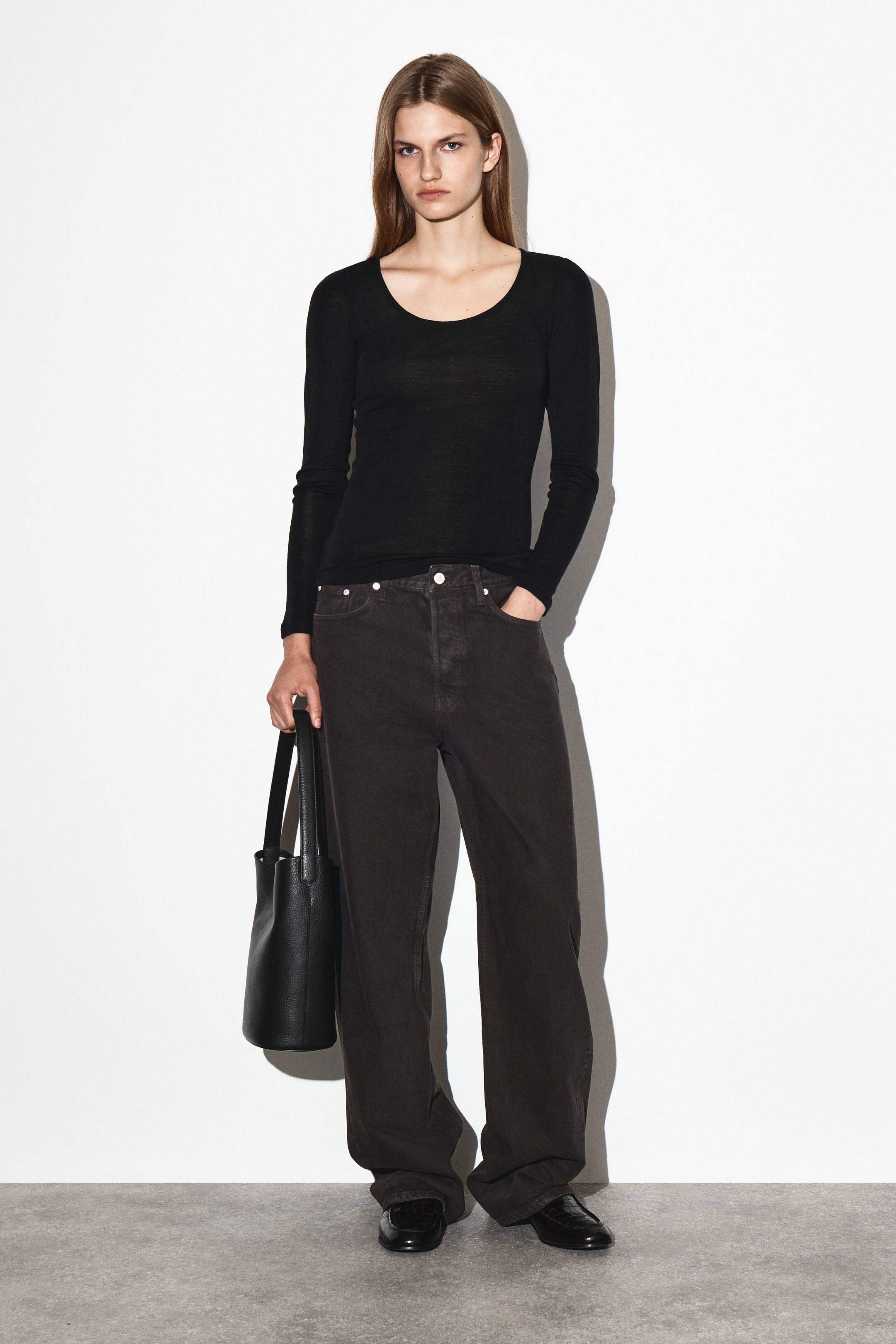 Visualizza immagine più grande: MAGLIA IN LANA MERINO CON SCOLLO ARROTONDATO - NERO - DONNA | H&M IT 2