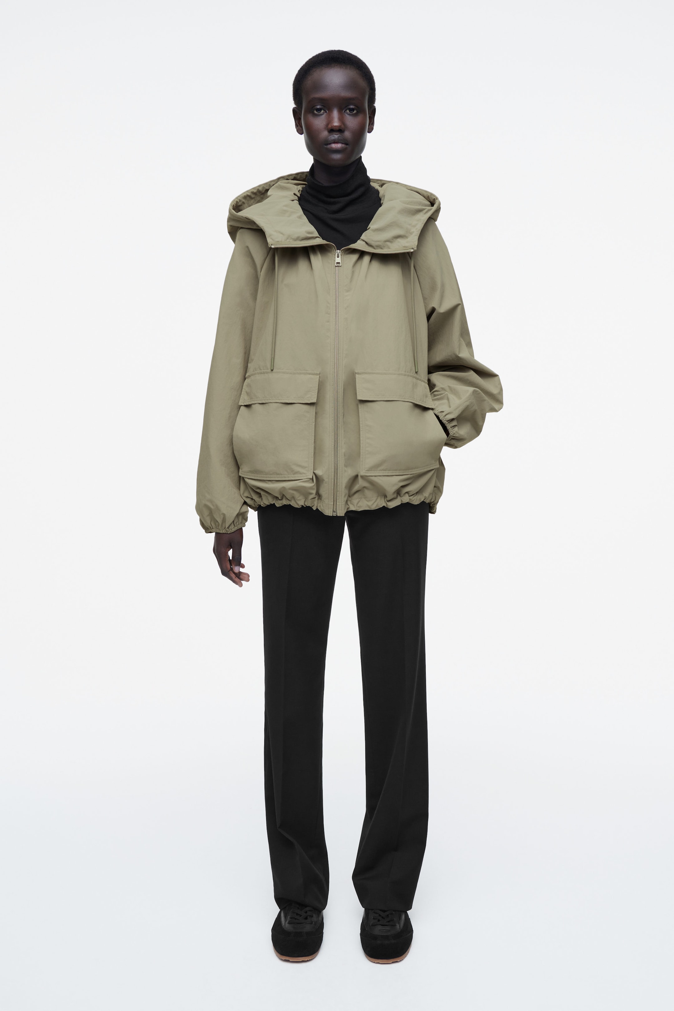 PARKA TÉCNICA CON CAPUCHA