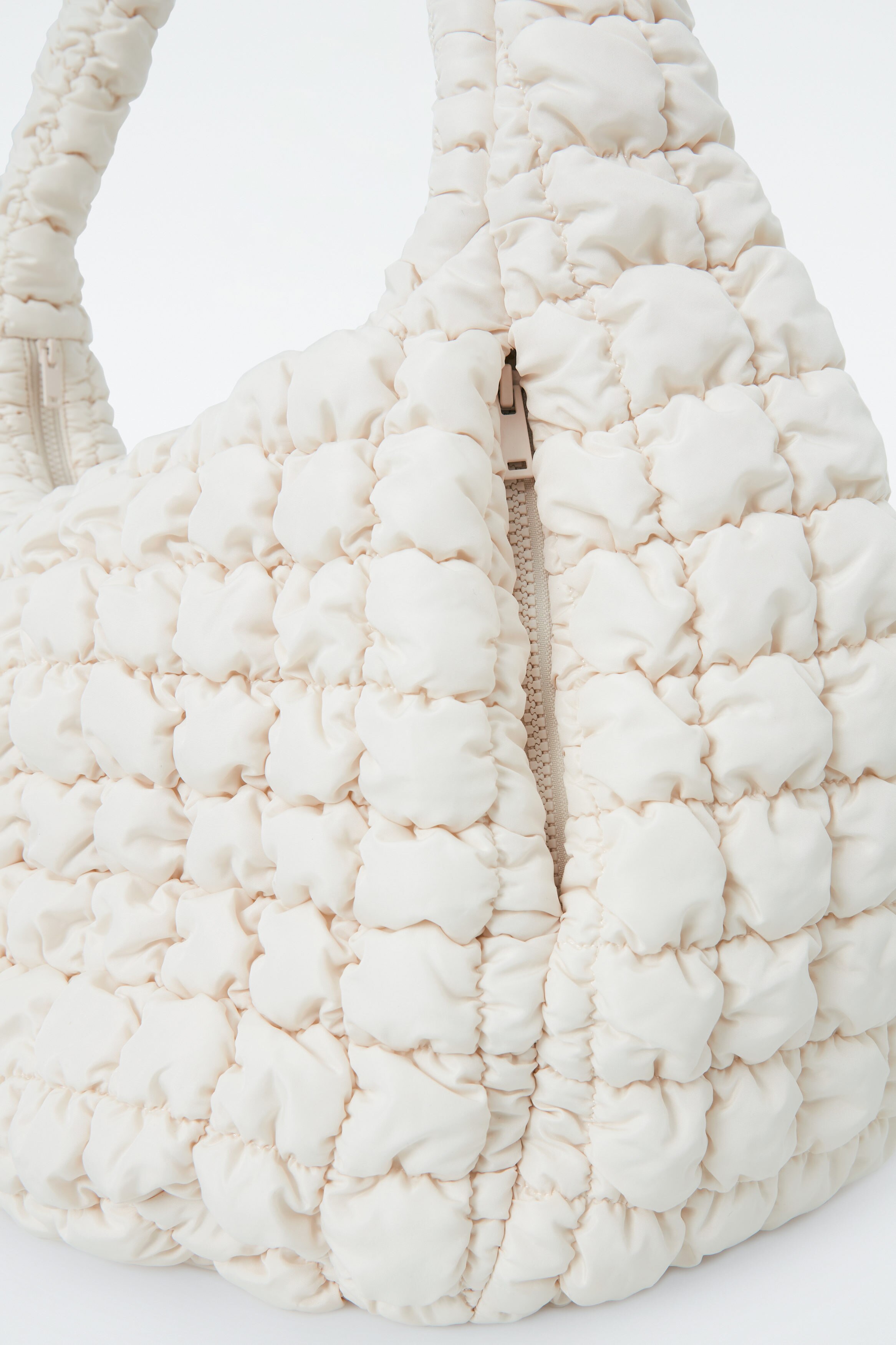 【COS】 Diamond Quilted Oversized Shoulder Bag Cream OVERSIZED DIAMOND-QUILTED BAG - CREAM | COS