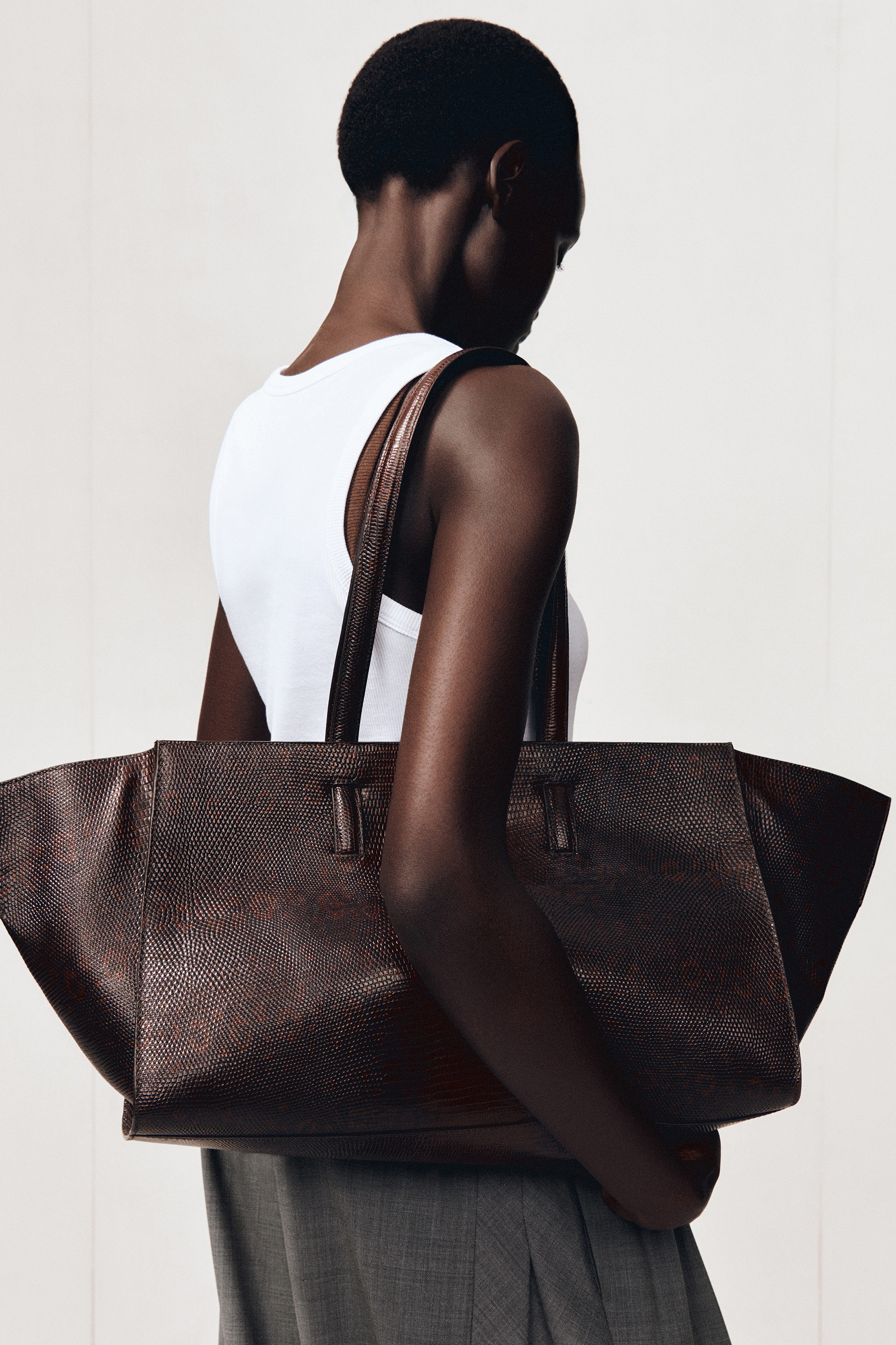 MONUMENT TOTE BAG - LEATHER - CROC-EFFECT / BROWN | COS US