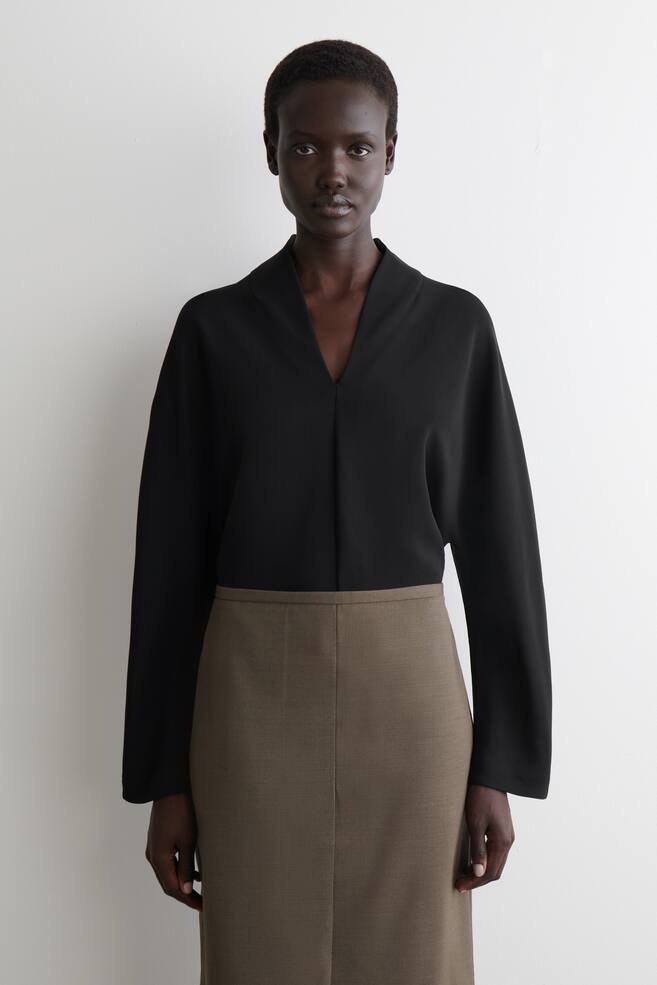 BLUSE MIT DRAPIERTEM KRAGEN - SCHWARZ - 1