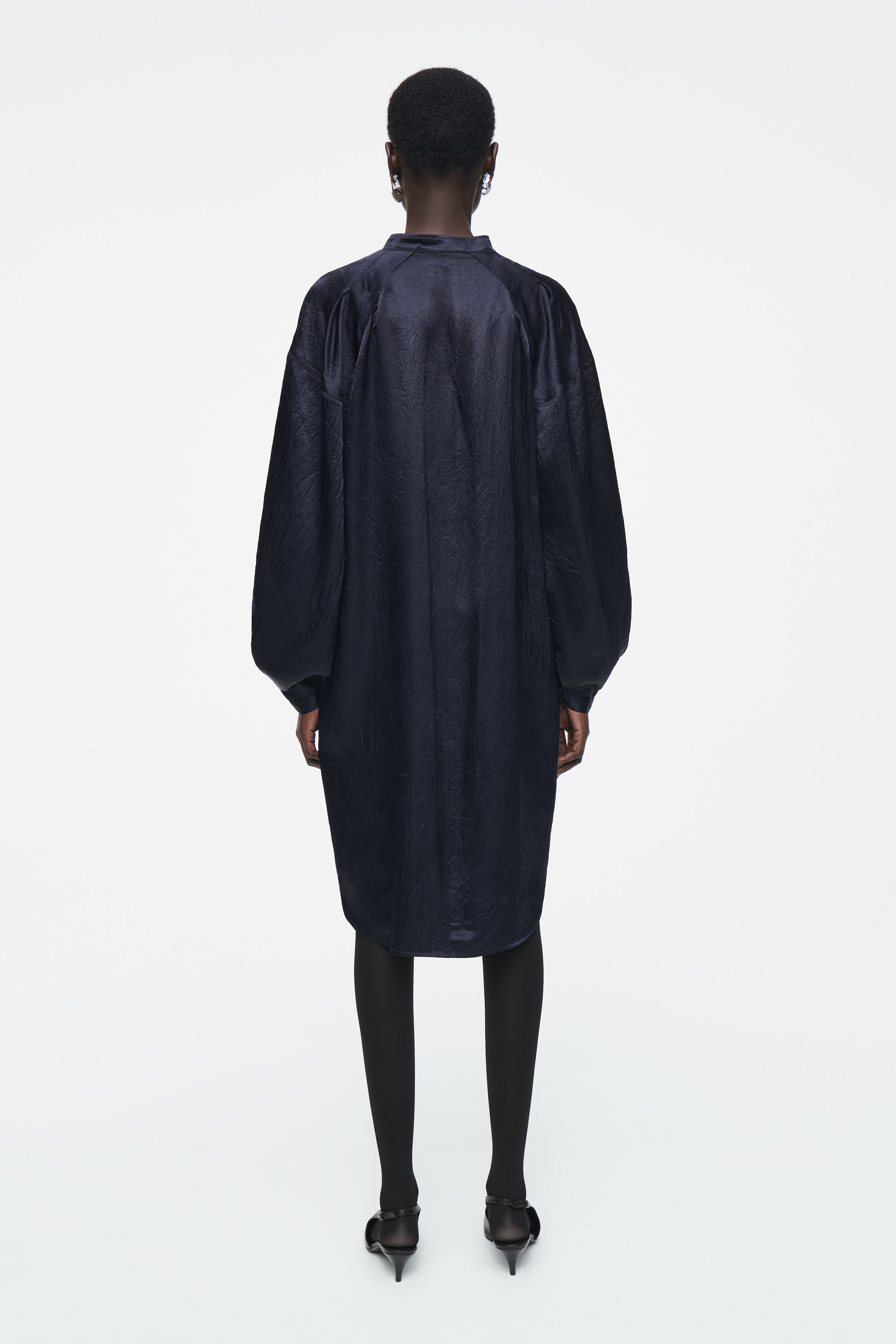 Ingrandisci l'immagine: PLEATED-DETAIL SATIN MIDI DRESS - NAVY - DONNA | H&M CH 2