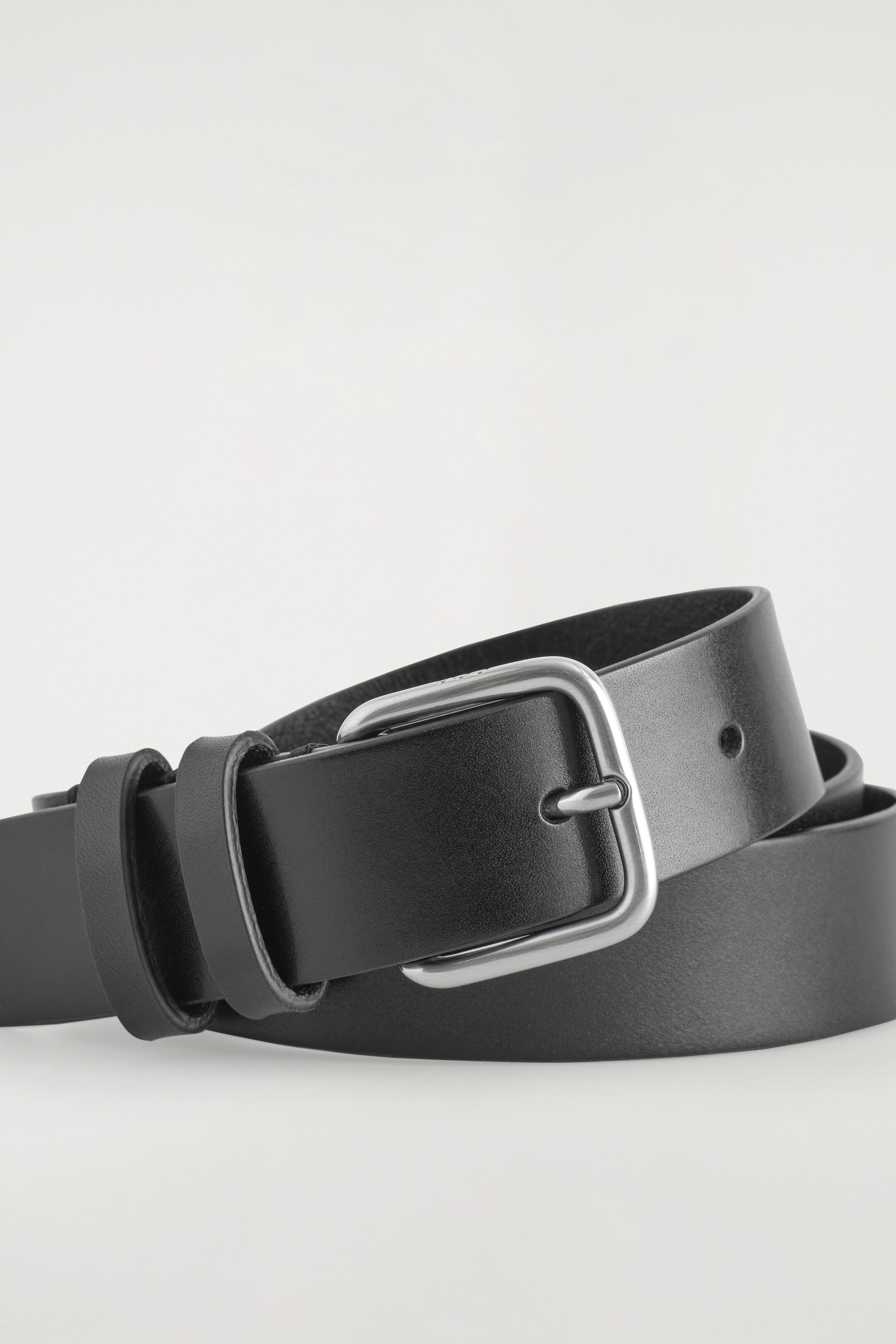 Ver imagen más grande: CINTURÓN DE PIEL CLÁSICO - NEGRO/PLATEADO - MUJER | H&M ES 3