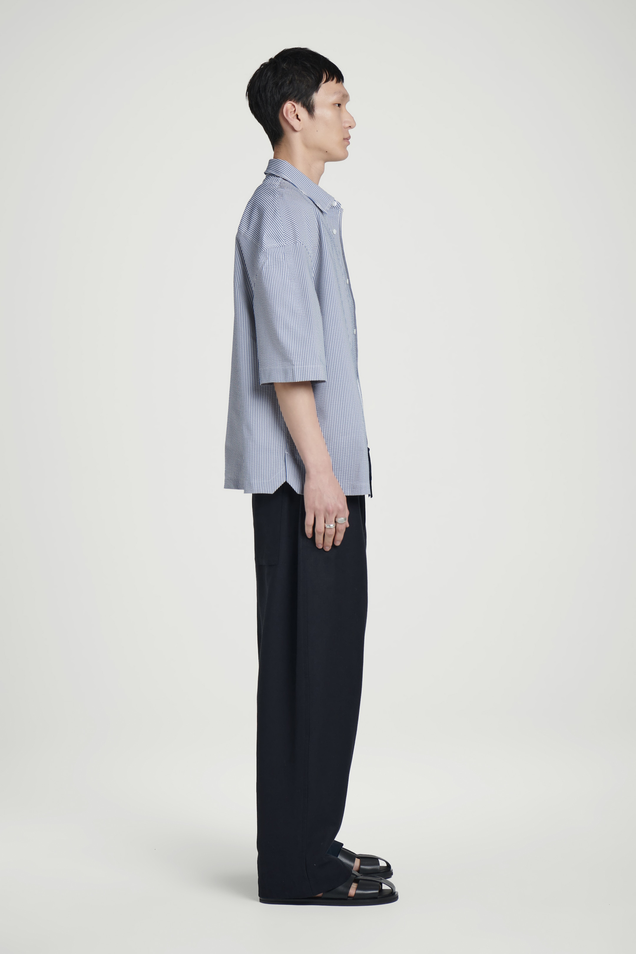 Grösseres Bild ansehen: KASTENFÖRMIGES KURZARMHEMD AUS BAUMWOLLE - BLAU/WEISS/GESTREIFT - HERREN | H&M CH 3