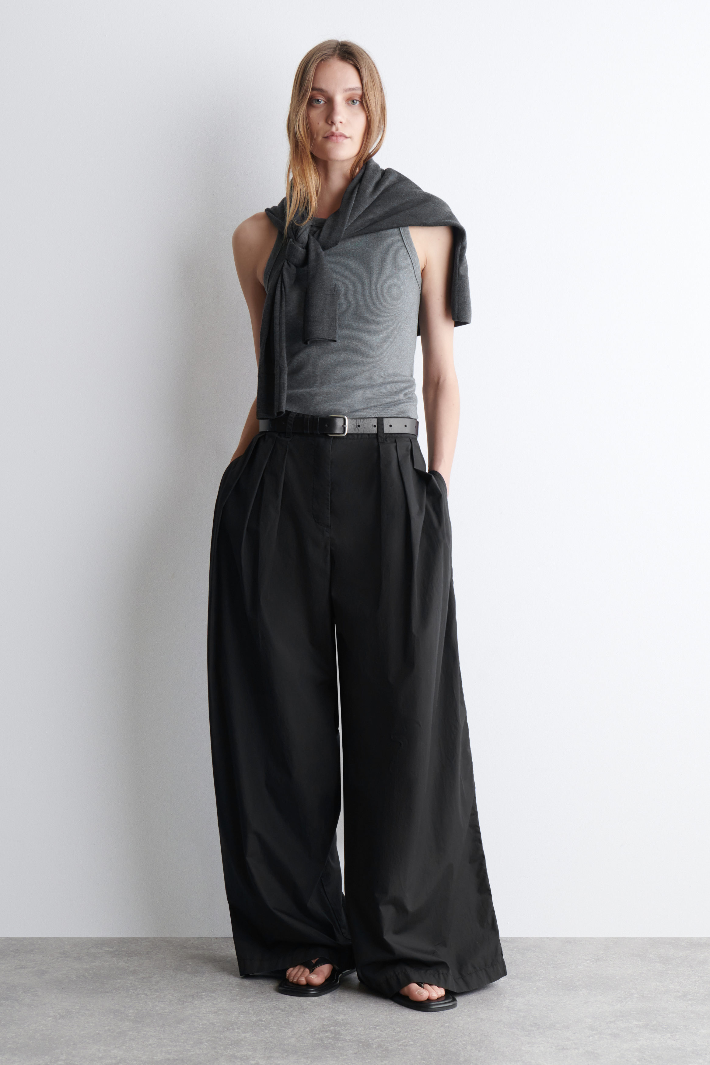 【COSYHARU】Wide pleated pants PLEATED COTTON WIDE-LEG PANTS - BLACK | COS
