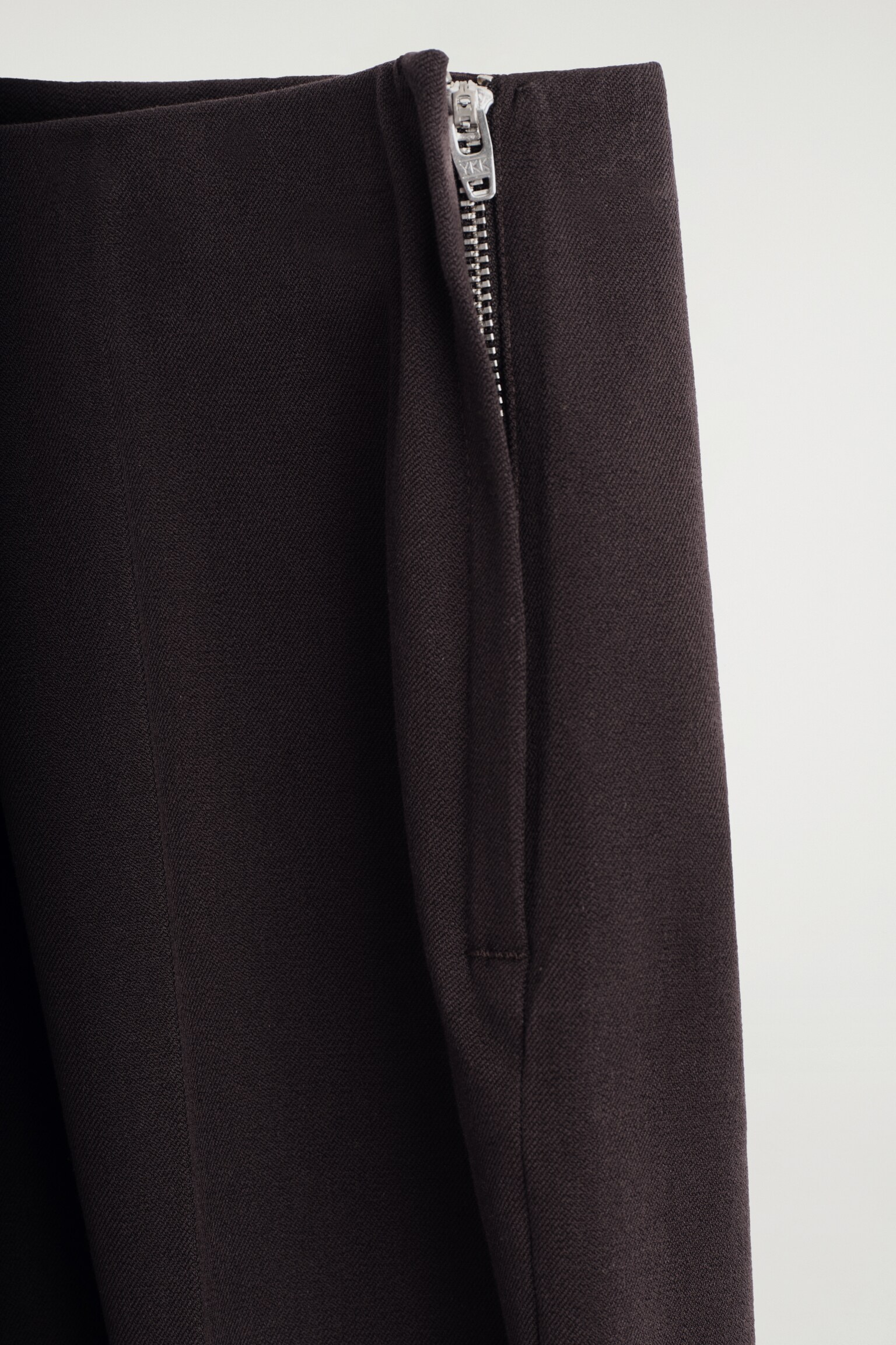 PANTALÓN CROP CORTE AJUSTADO - MARRÓN/NEGRO - 3