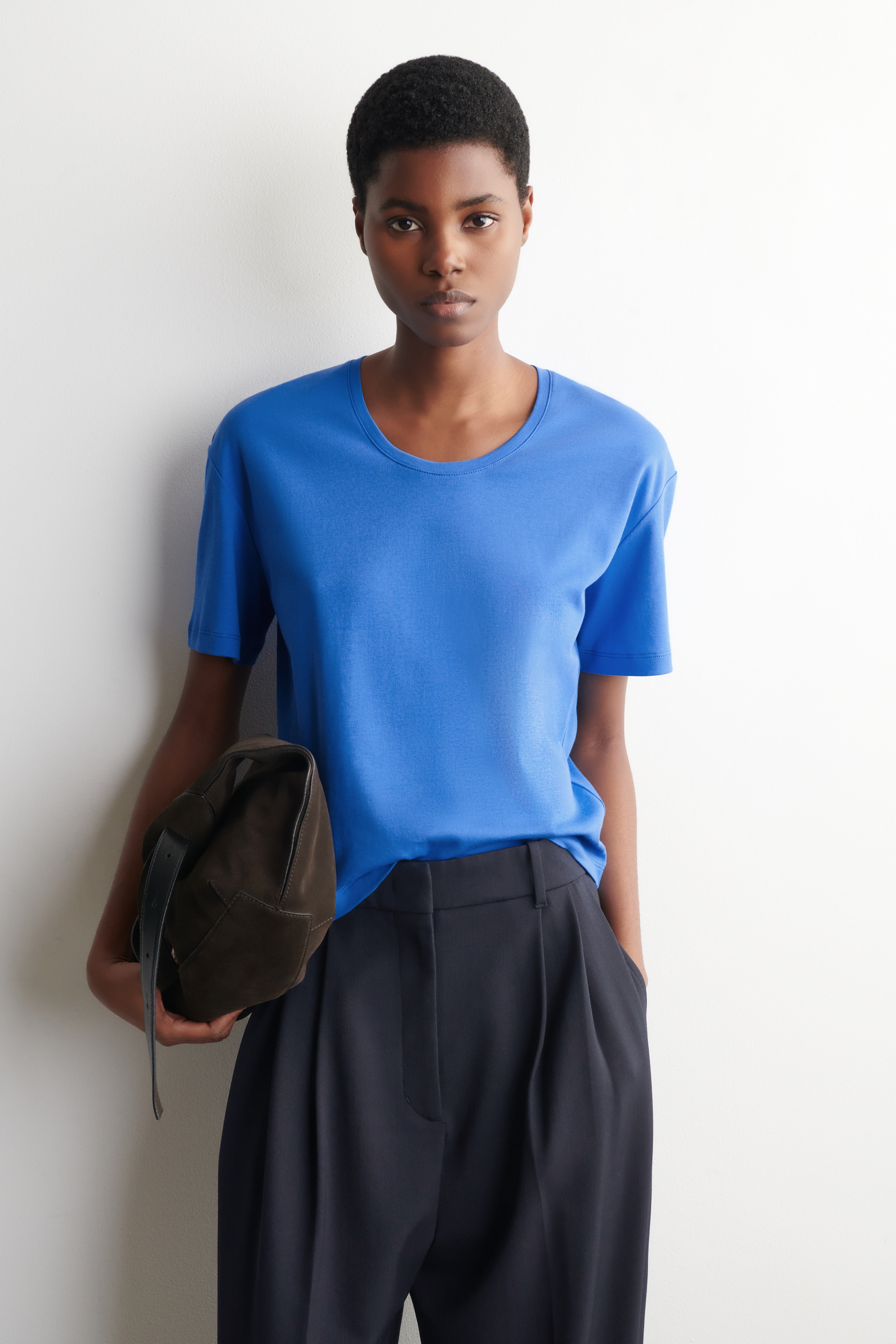 T-SHIRT EN COTON À ENCOLURE DÉGAGÉE