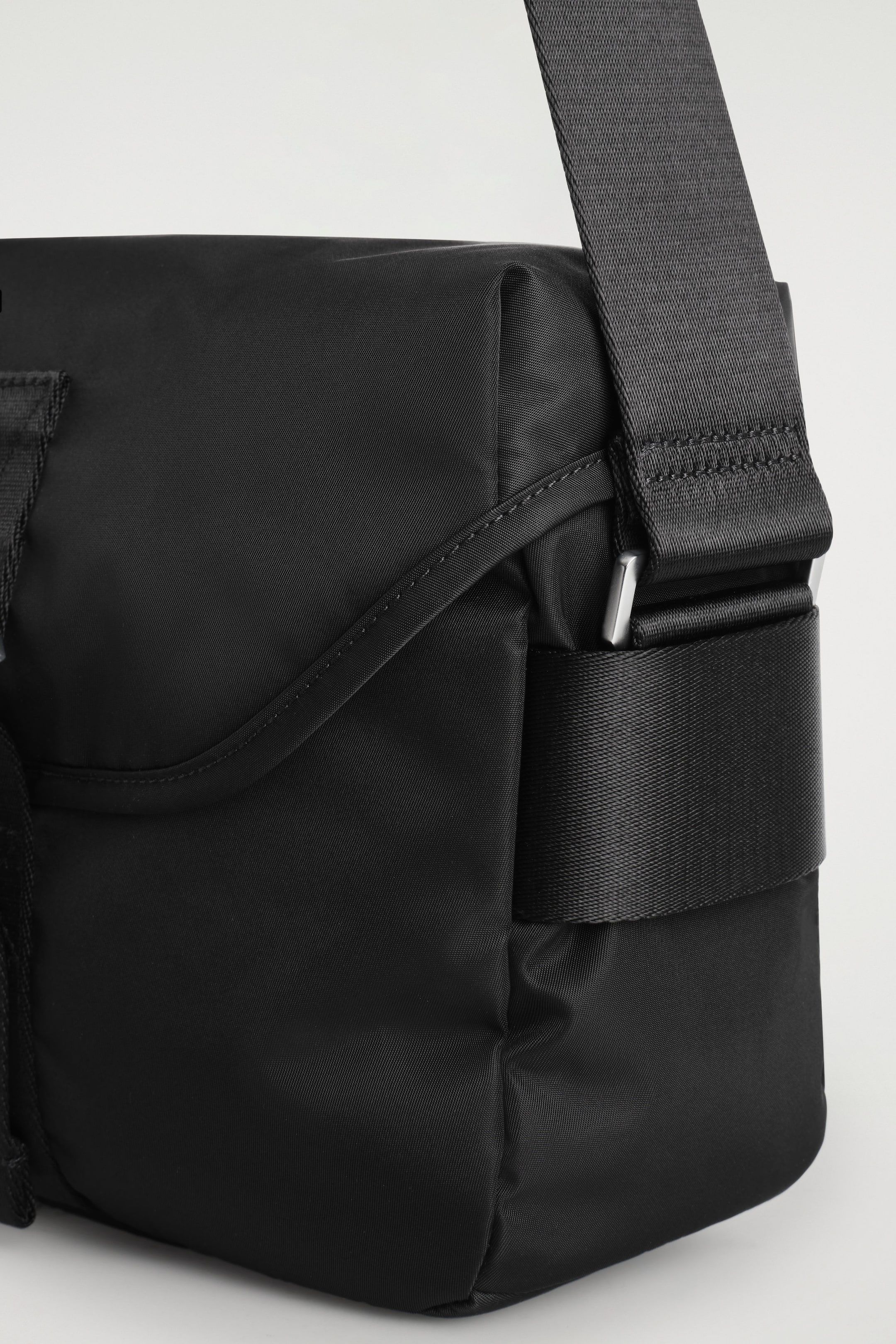 PURSUIT CROSSBODY BAG - NYLON