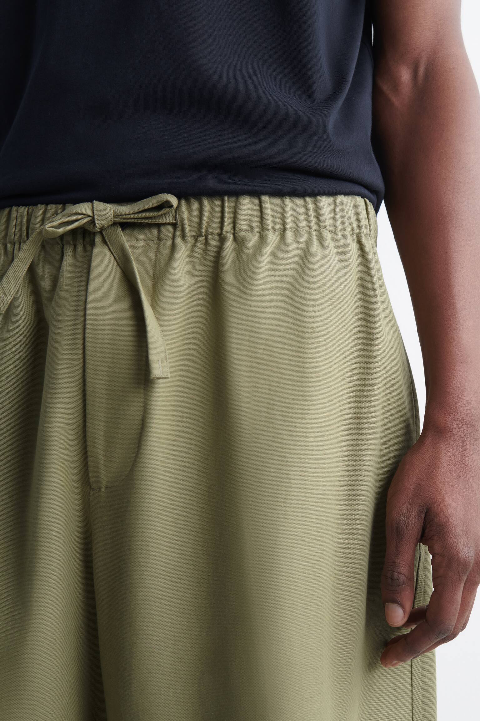 REGULOWANE W PASIE SPODNIE Z NOGAWKAMI TYPU BARREL-KHAKI - 6