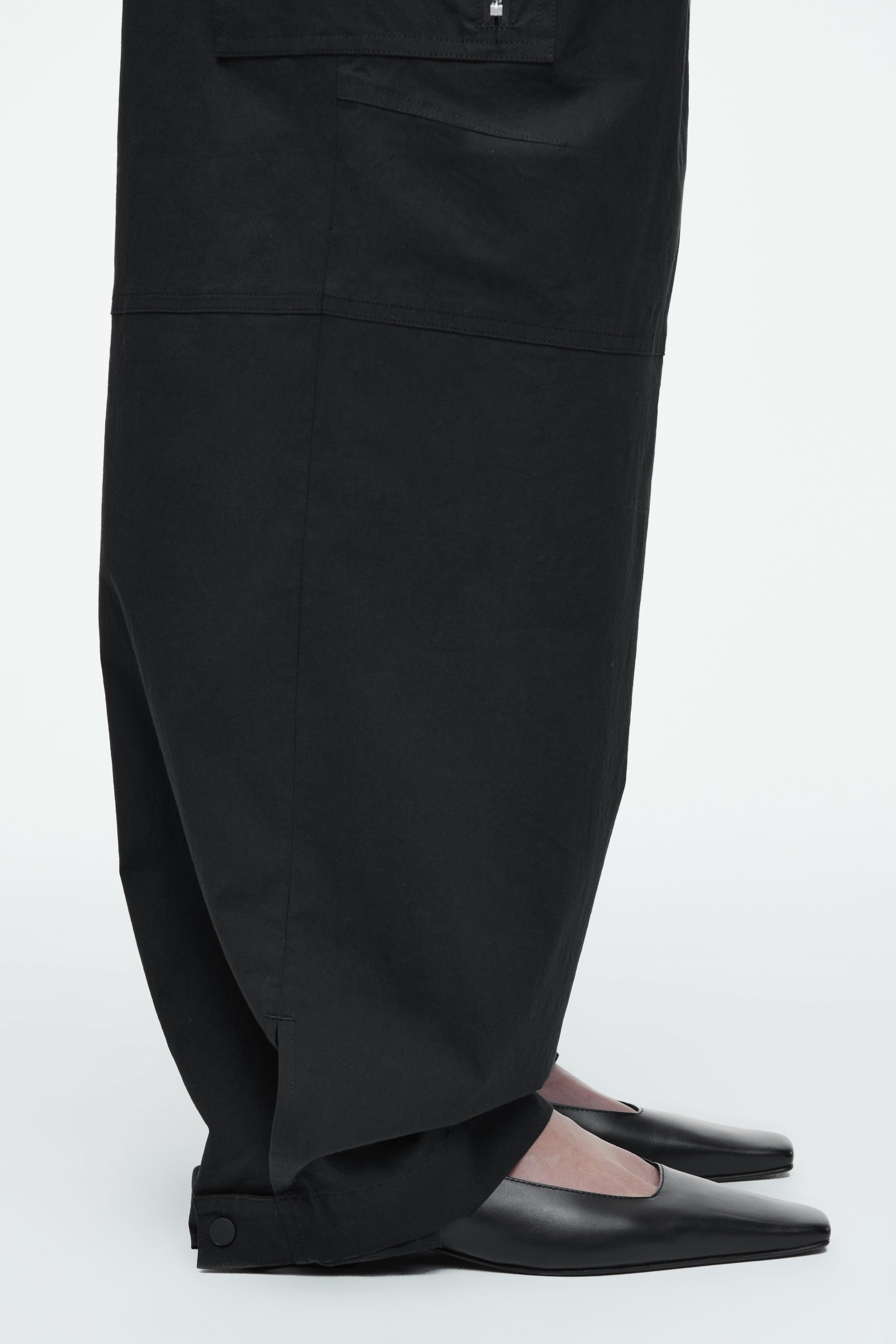 UTILITY BARREL-LEG CARGO TROUSERS - BLACK | COS