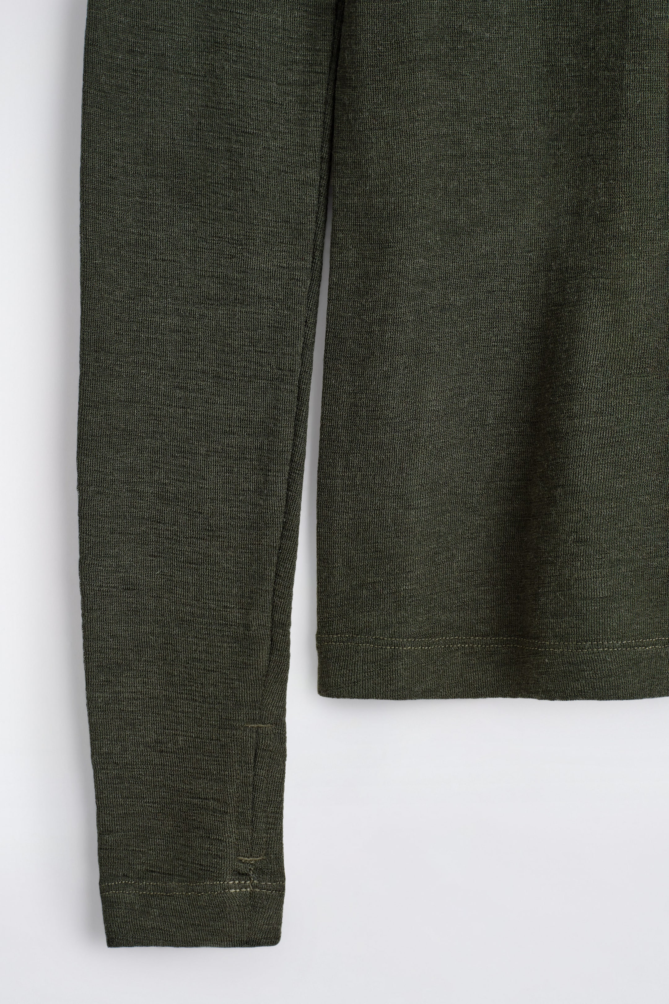 SCHMAL GESCHNITTENES OBERTEIL AUS MERINOWOLLE