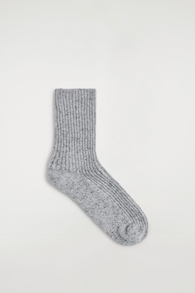 SPECKLED RIBBED-KNIT SOCKS — LIGHT GREY