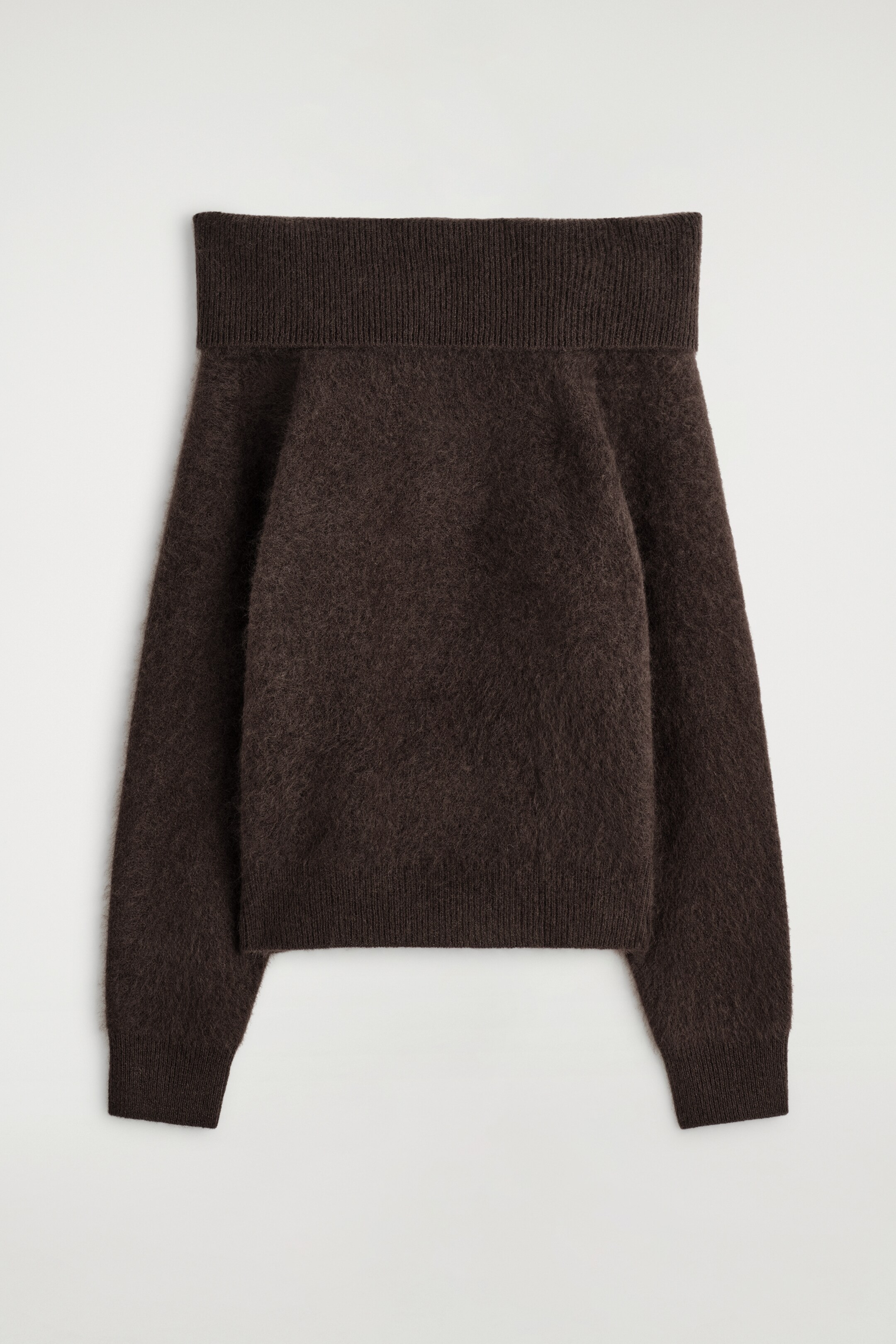 Grösseres Bild ansehen: Ein dunkelbrauner, gebürsteter Merinowollpullover wird von vorne gezeigt. Er verfügt über einen breiten, umgeschlagenen gerippten Bardot-Ausschnitt, zusammen mit gerippten Bündchen und einem gerippten Saum.