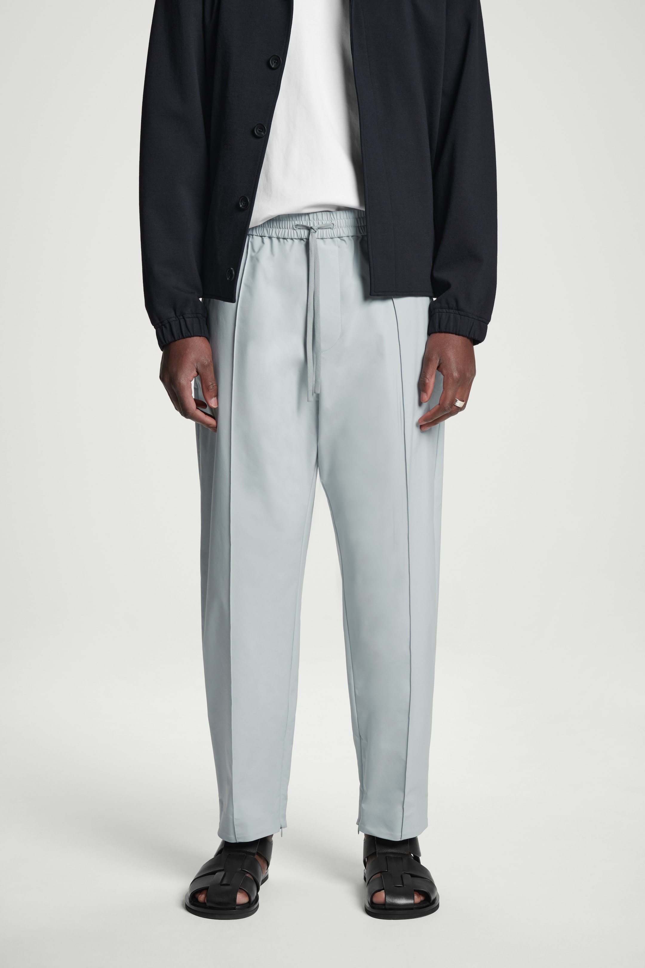 Grösseres Bild ansehen: SCHMAL ZULAUFENDE JOGGINGHOSE MIT BIESEN - GRAU - HERREN | H&M CH 5