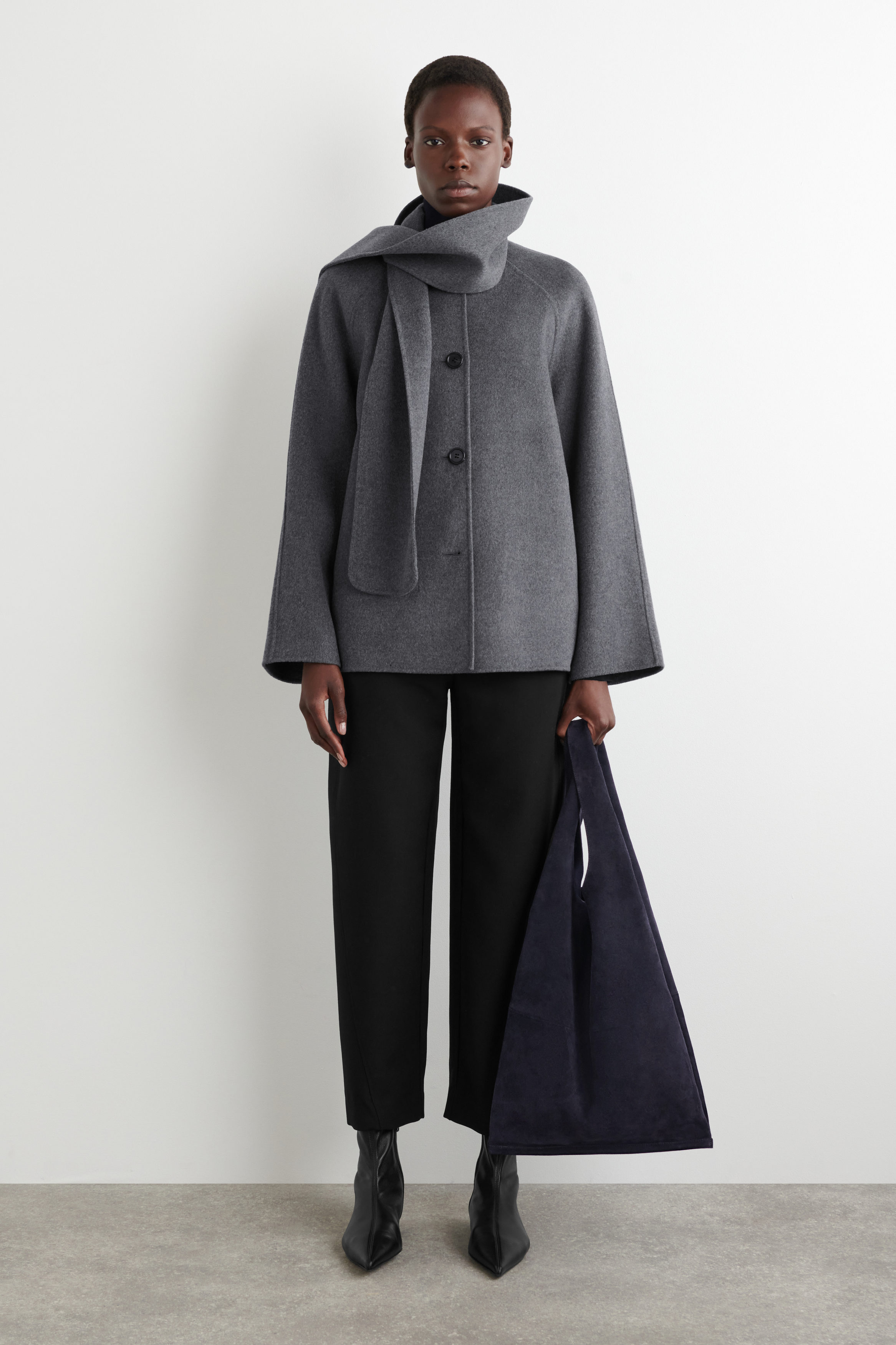 SLOUCHY TOTE - SUEDE - NAVY | COS US